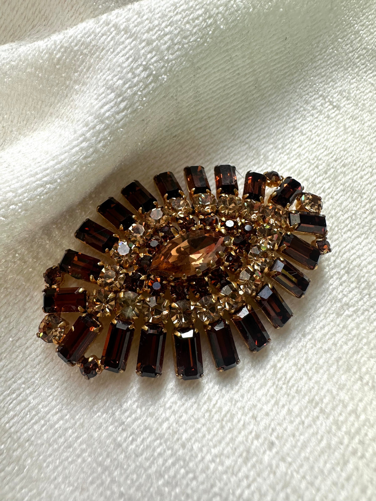 Vintage ovalen broche met strass in bruintinten