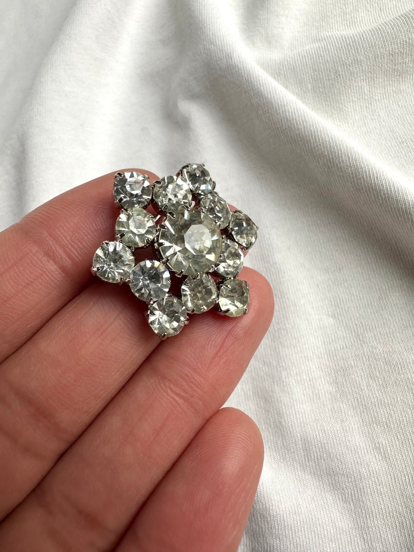 Bloemvormige strass broche