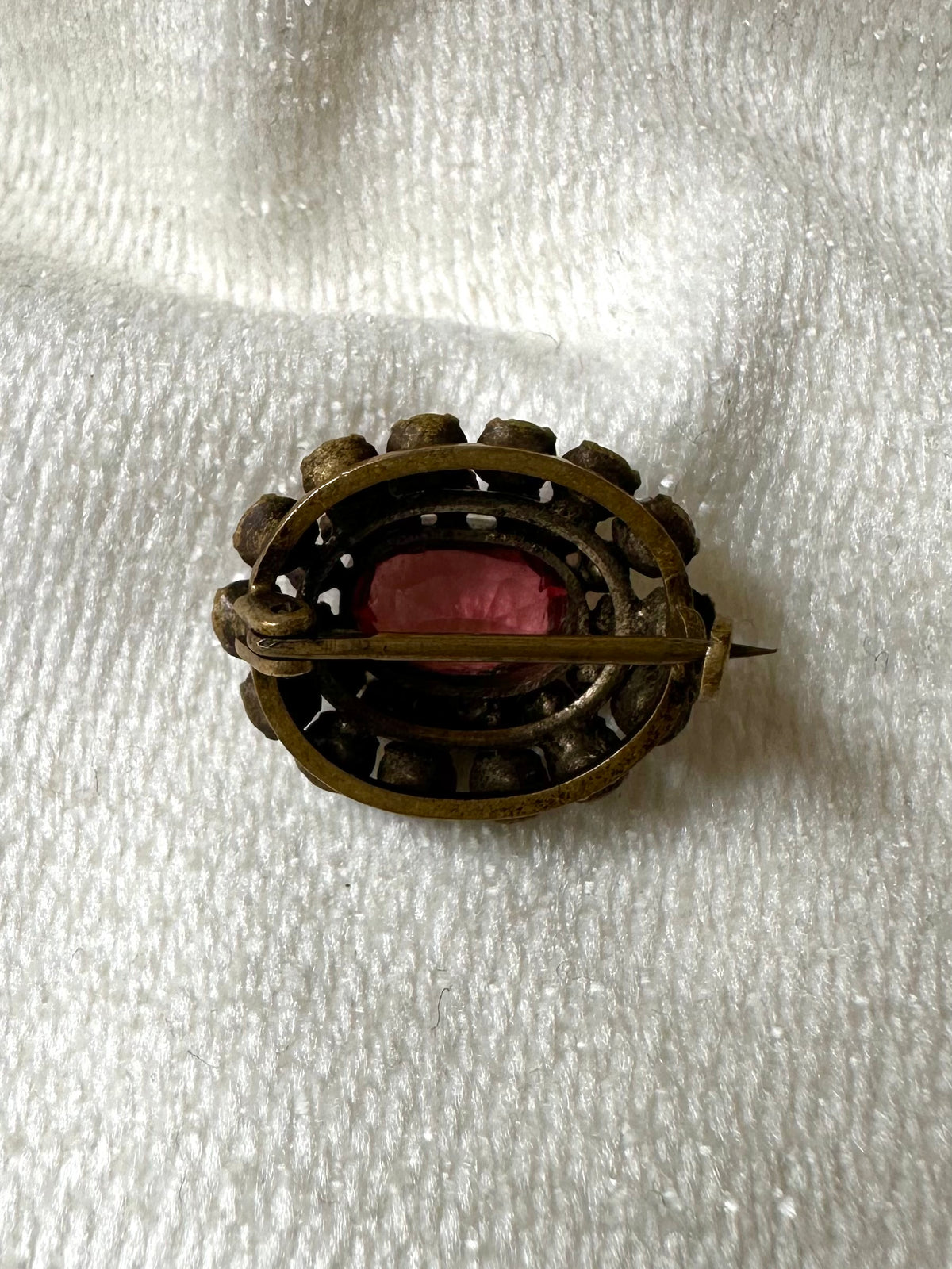 Vintage klein ovalen broche met roze strass