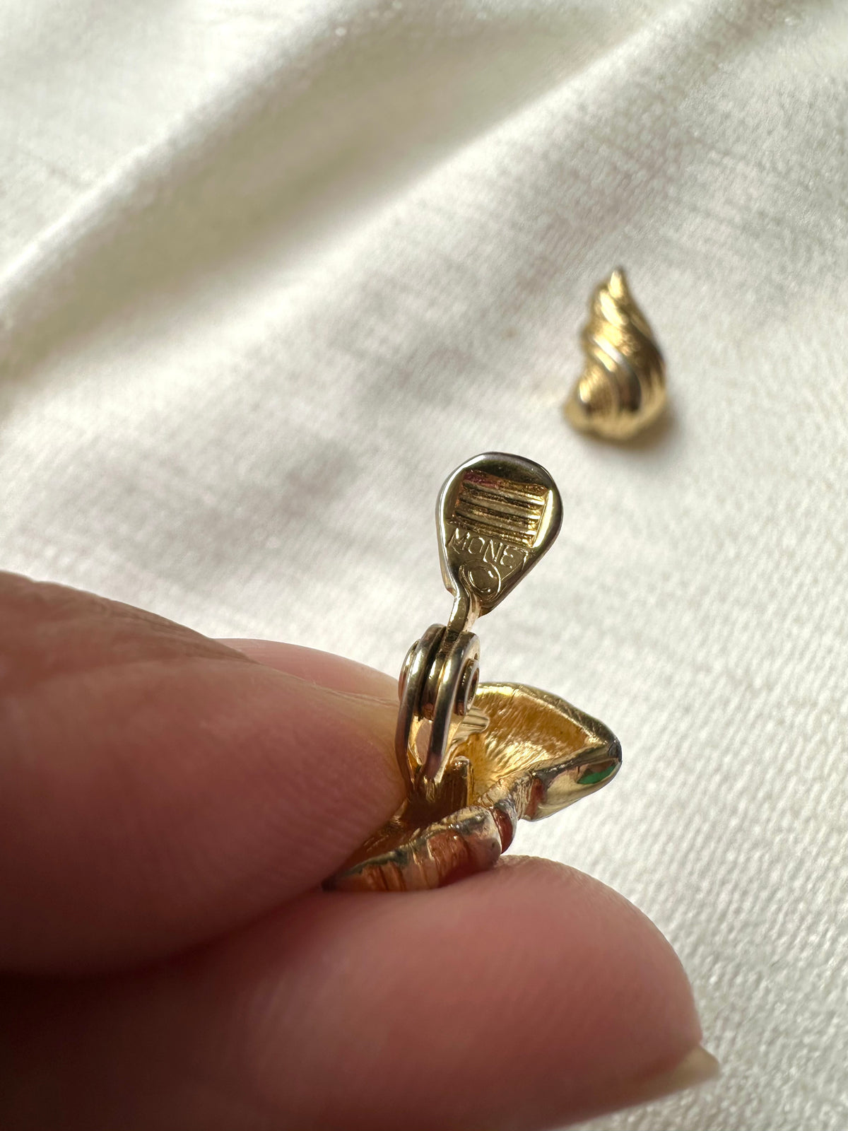 Vintage vergulde clip-oorbellen in schelpvorm, Monet