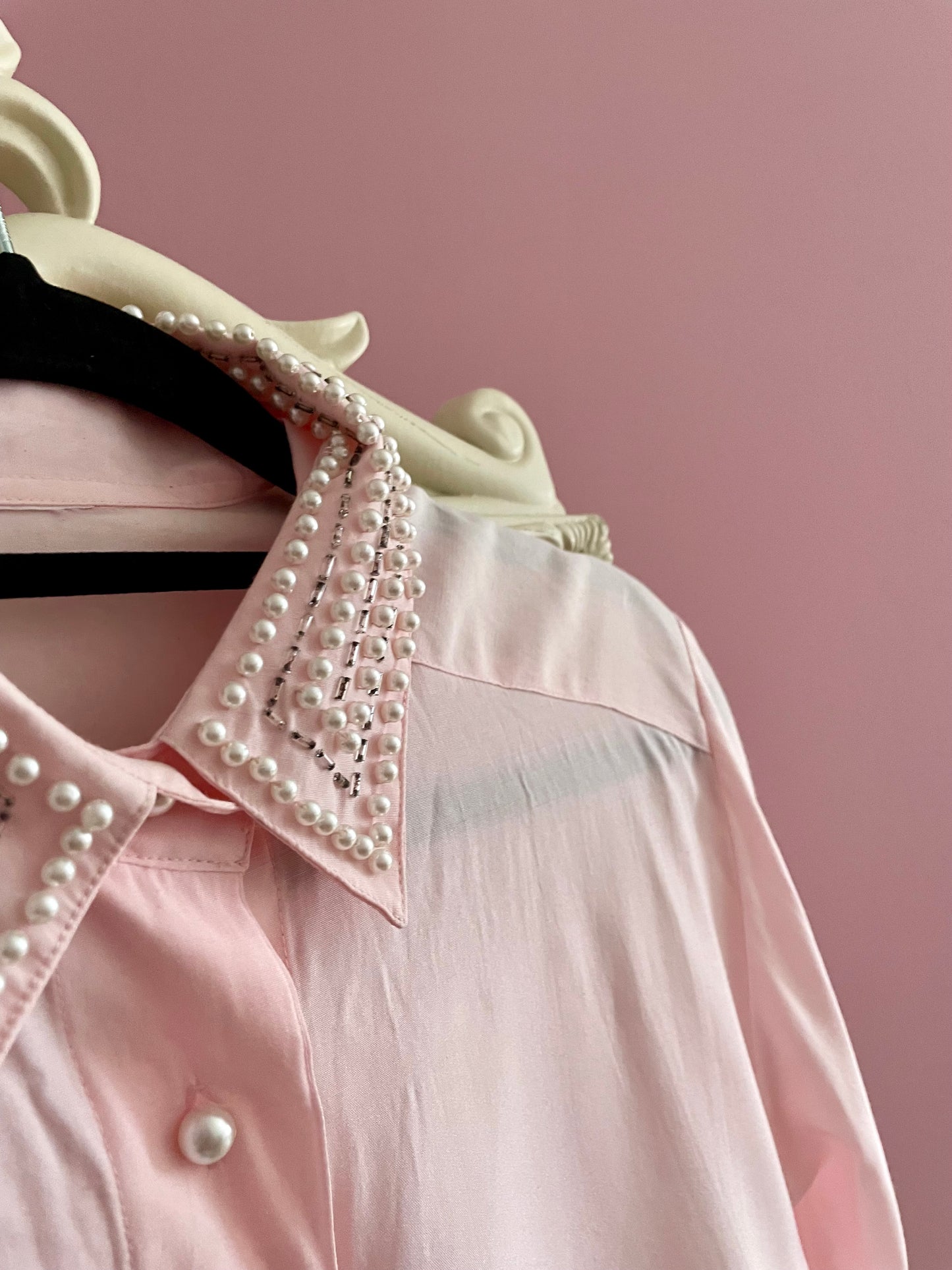 Vintage pastelroze blouse met parelkraag
