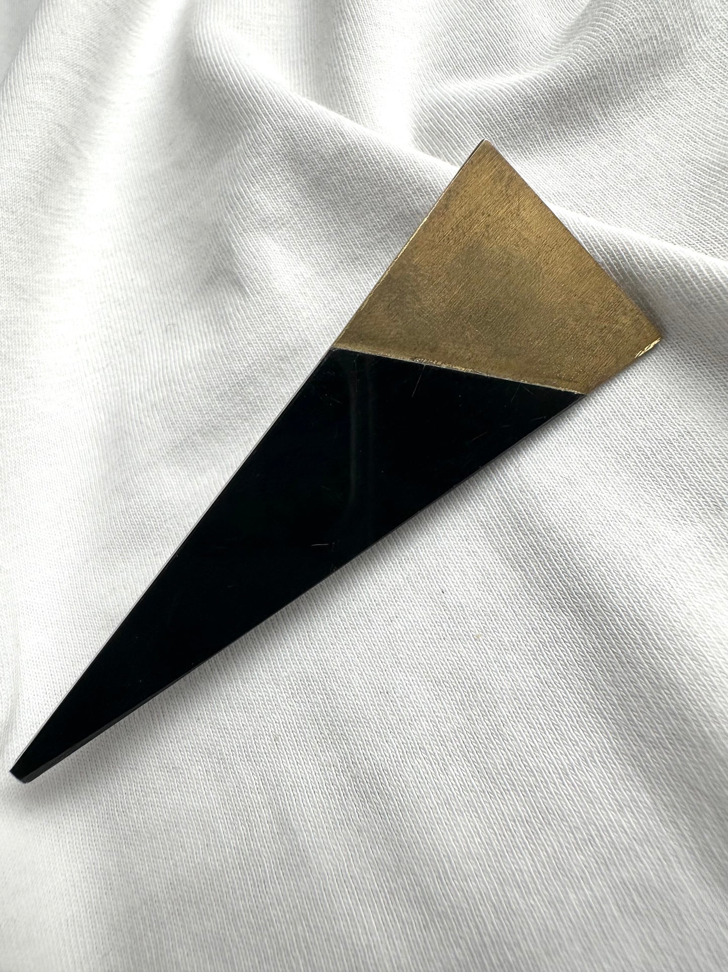 Vintage broche in jaren tachtig stijl met messing rand 