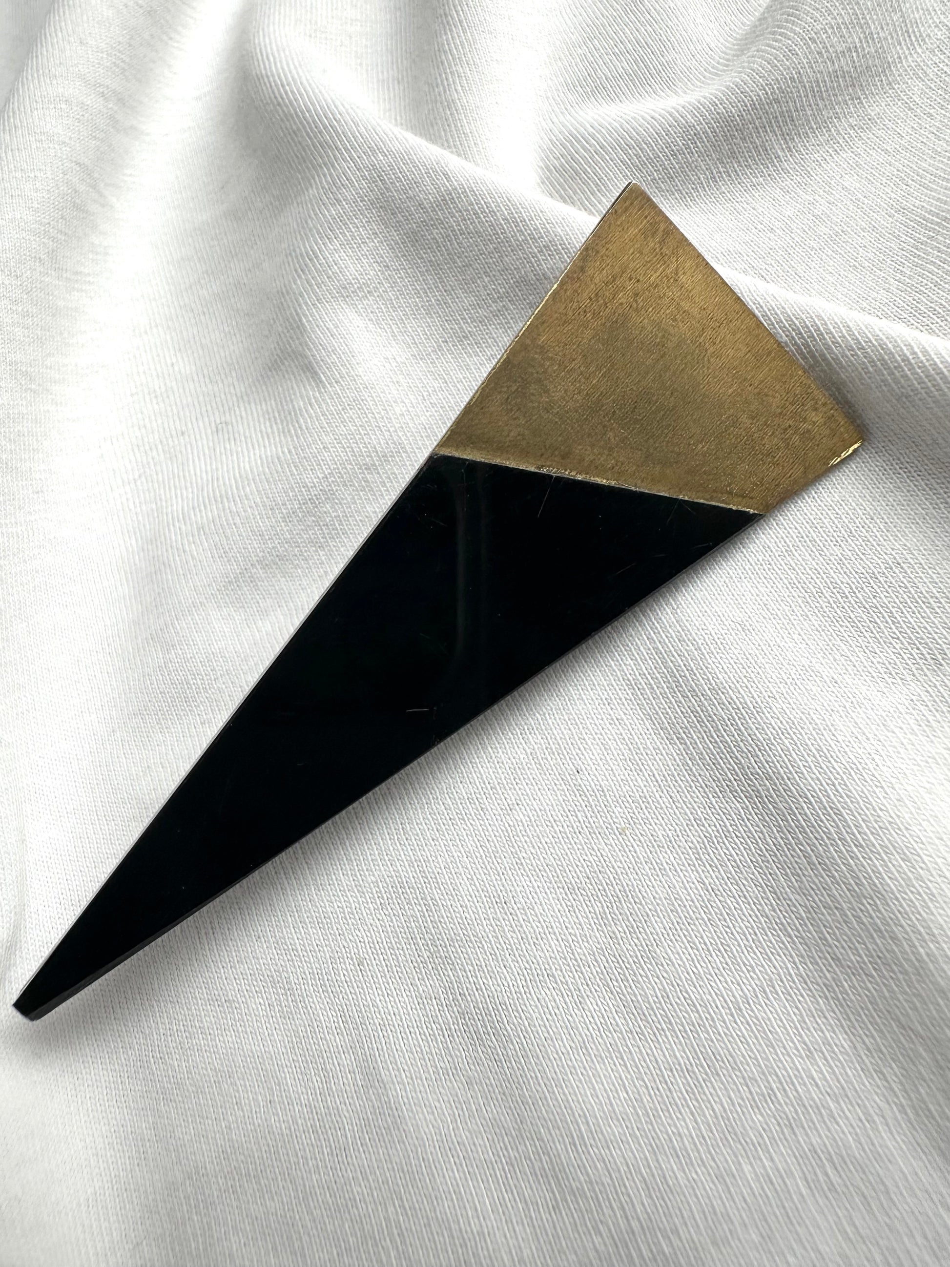Vintage broche in jaren tachtig stijl met messing rand 