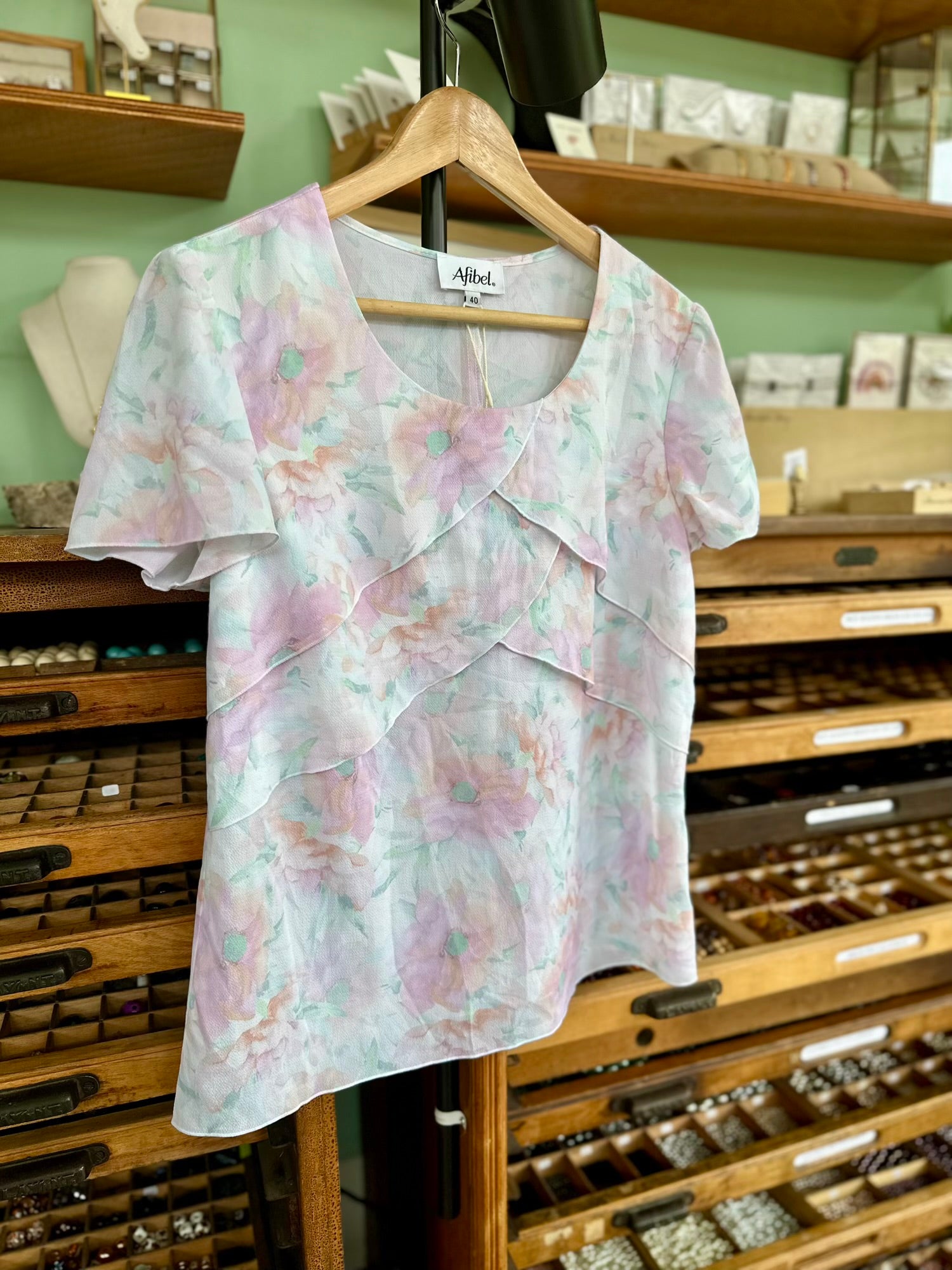 Detailshot van de vintage zomer top met korte mouwen en romantische uitstraling