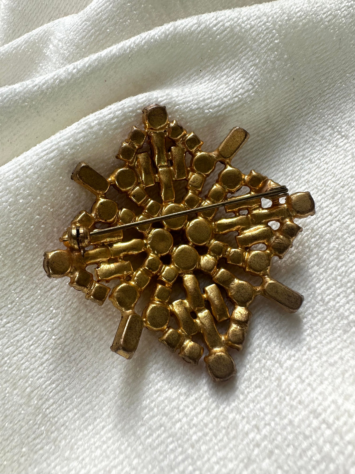 Vintage vierkante broche met goudkleurig strass