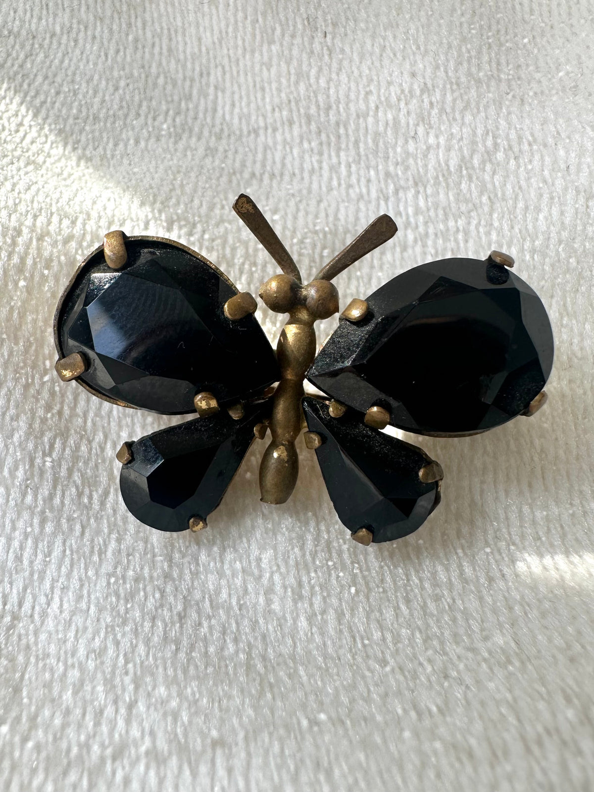 Vintage vlinder broche met zwarte kralen
