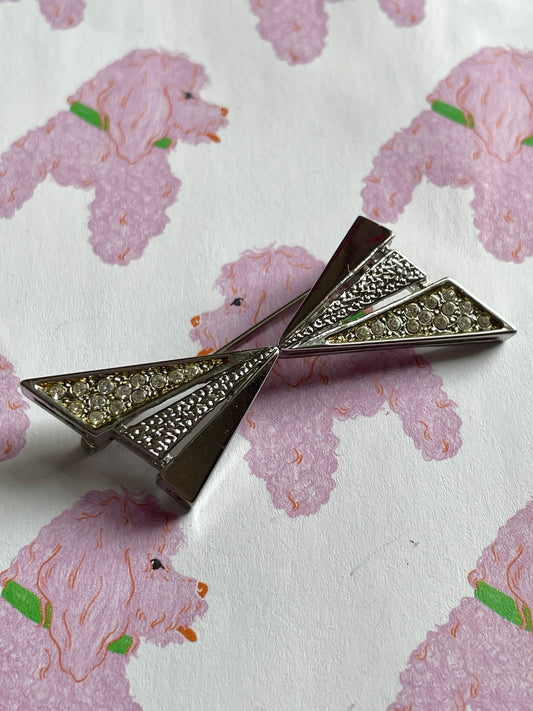 Zilverkleurige strik broche