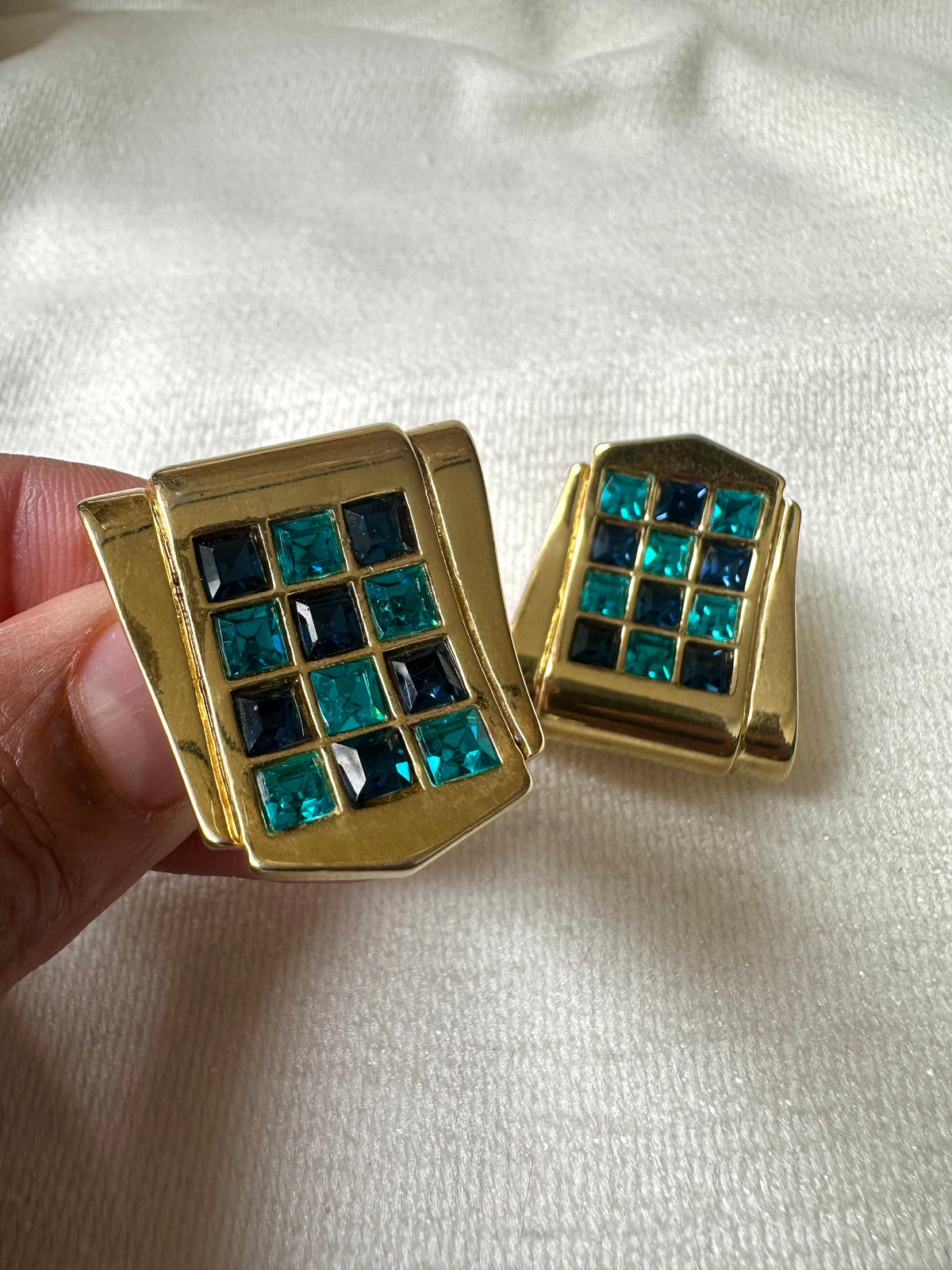 Vintage vergulde clipoorbellen in schild-vorm met blauw strass