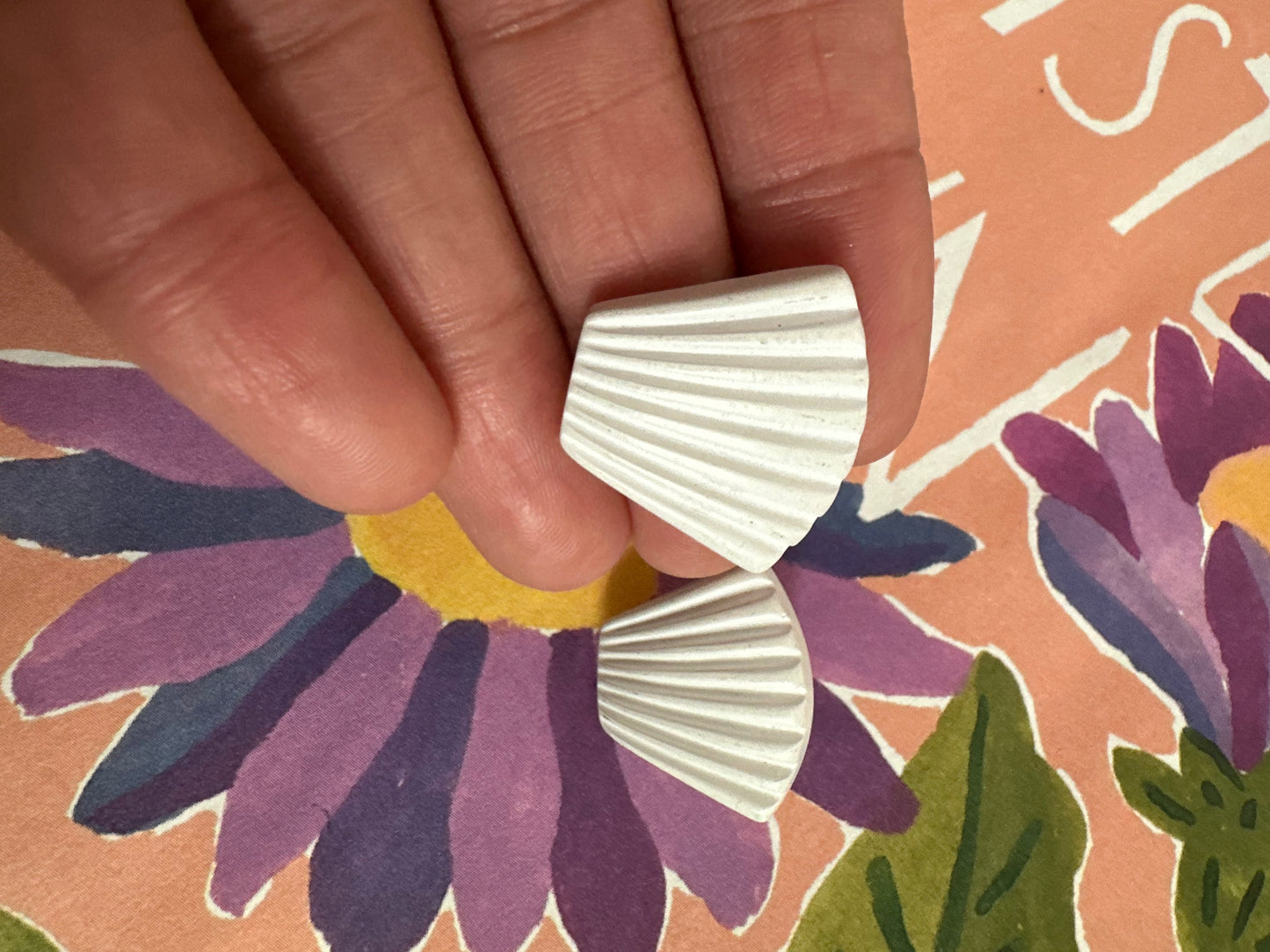 Vintage witte schelpvormige oorbellen