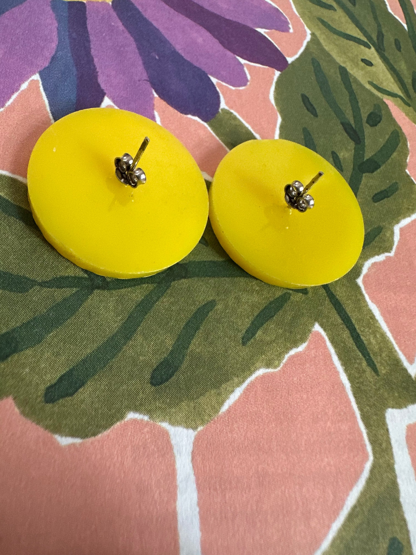 Vintage geel gestreepte oorbelen