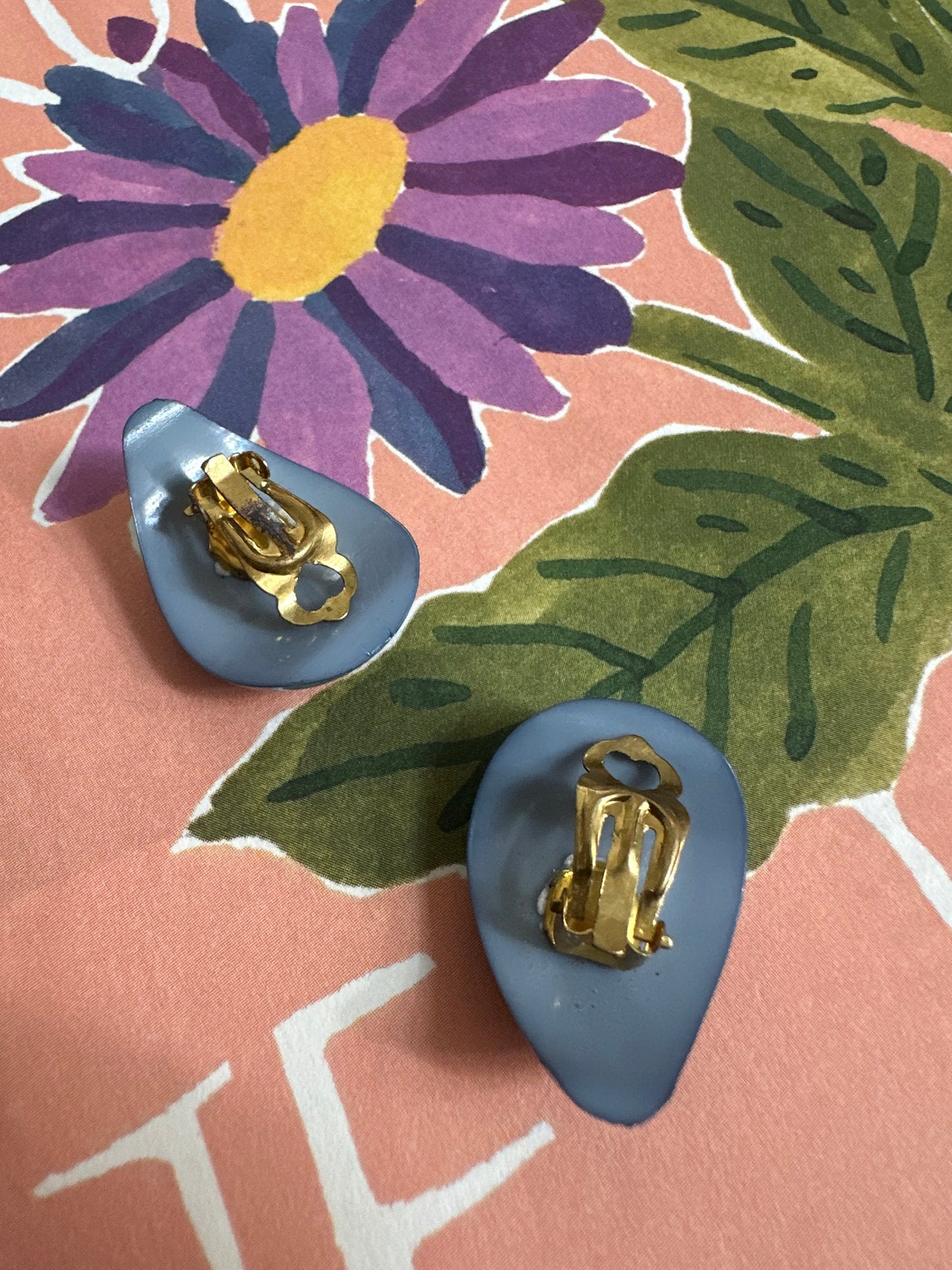 Vintage druppelvormige relief clip-oorbellen