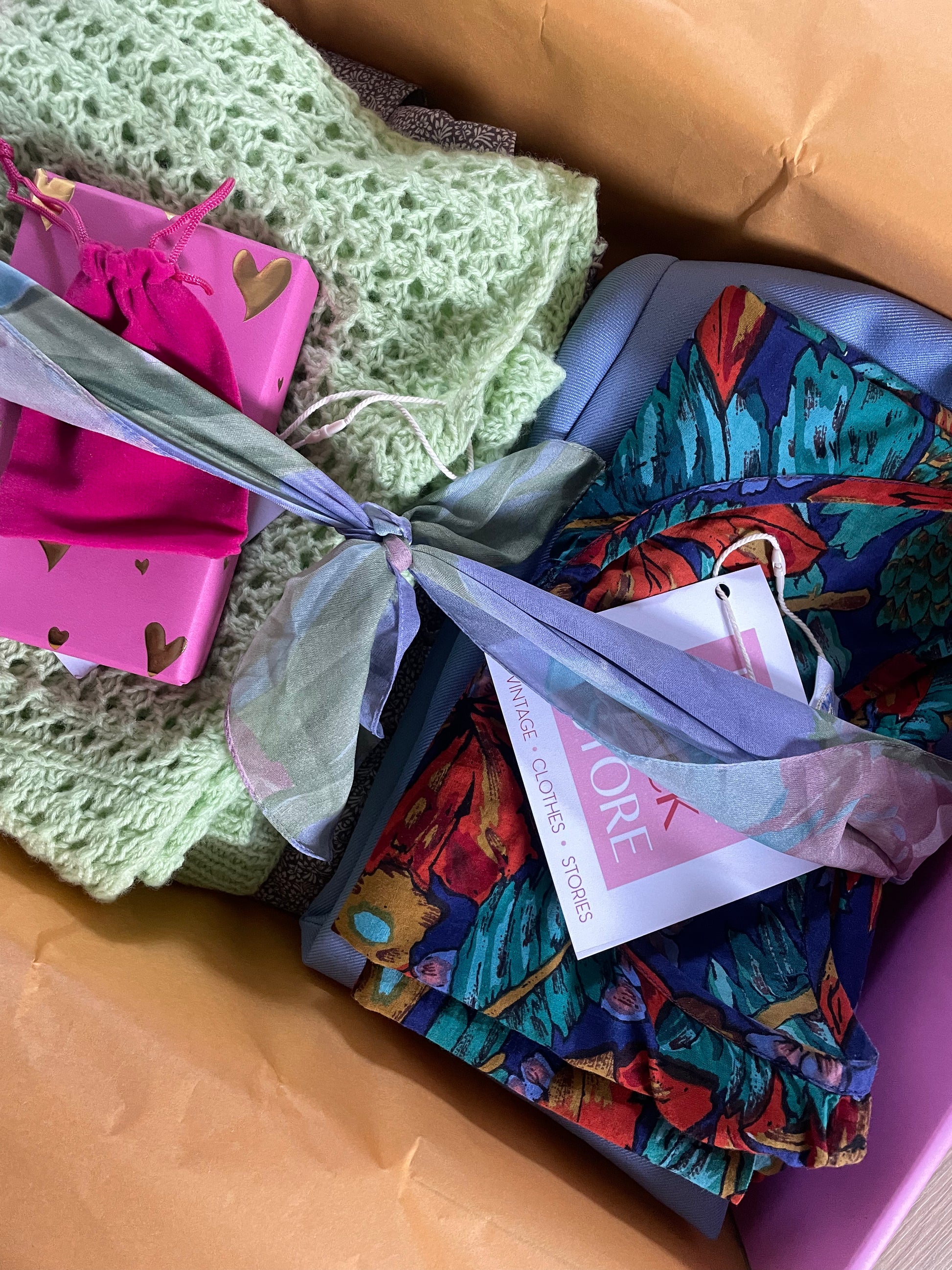 Mysterybox gevuld met tweedehands kleding met kleur en print v an The Comeback Store