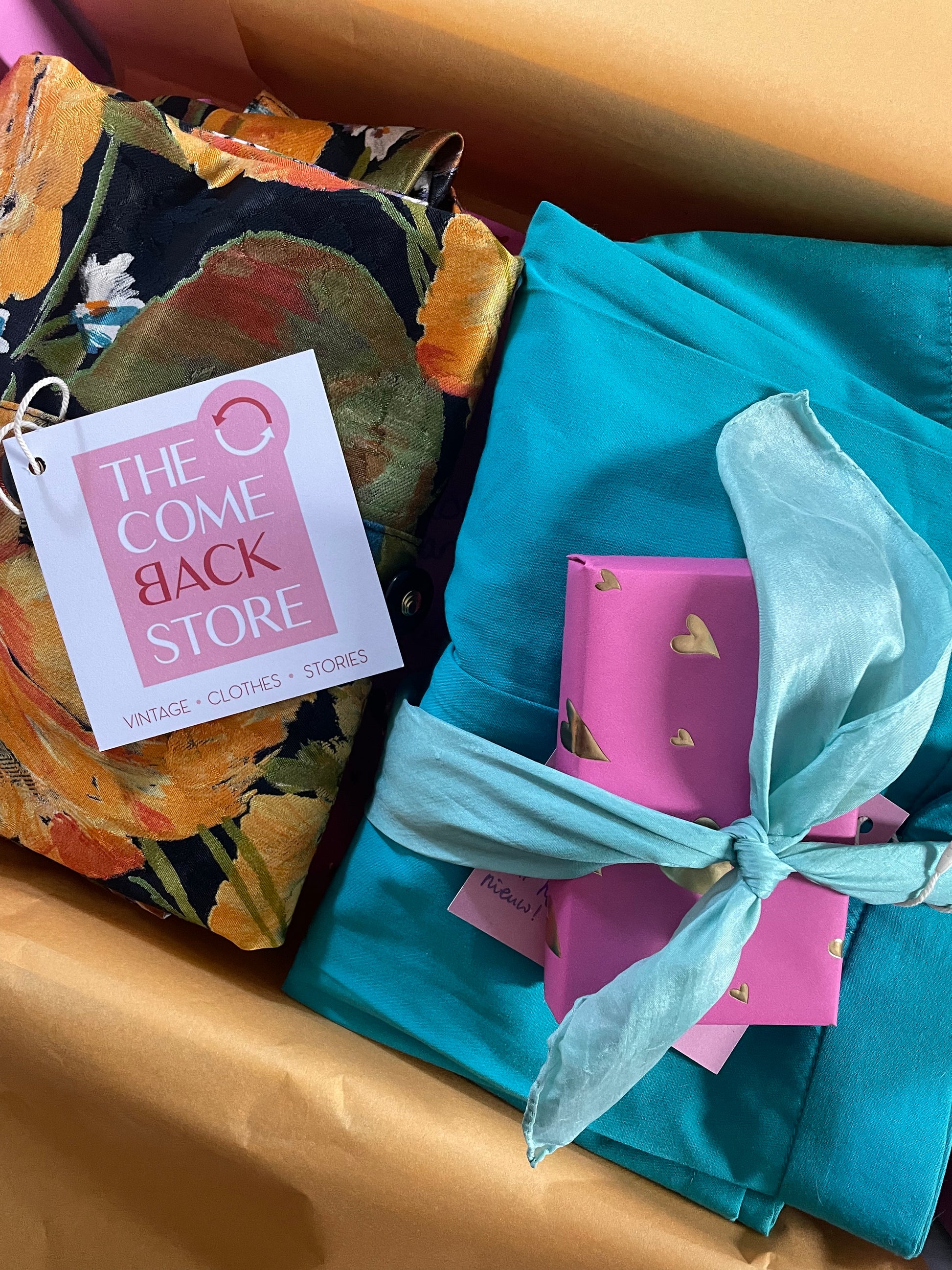 Verrassings kleding pakket met kleurrijke retro kledingstukken van The Combeback Store