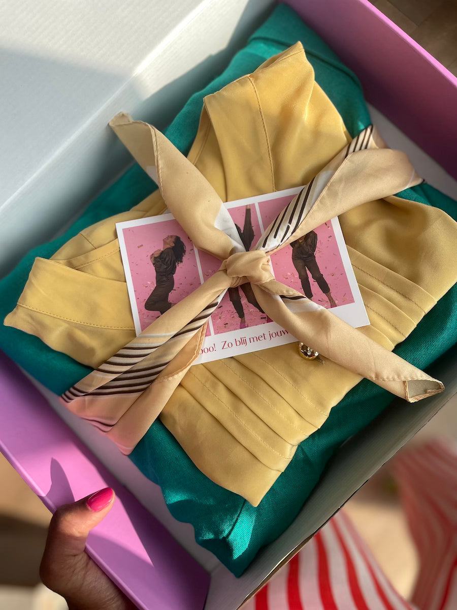 Duurzaam ingepakte vintage bestelling in een stijlvolle herbruikbare doos met zijden sjaaltje en handgeschreven kaartje