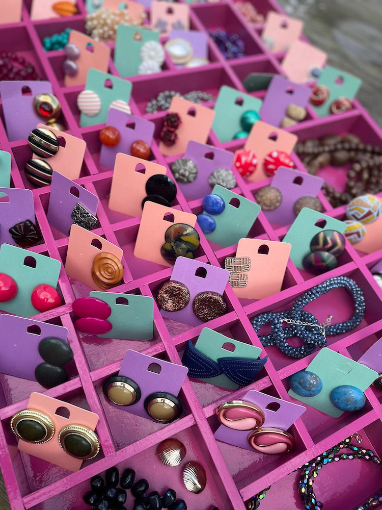 Selectie kleurrijke vintage (clip) oorbellen van The Comeback Store