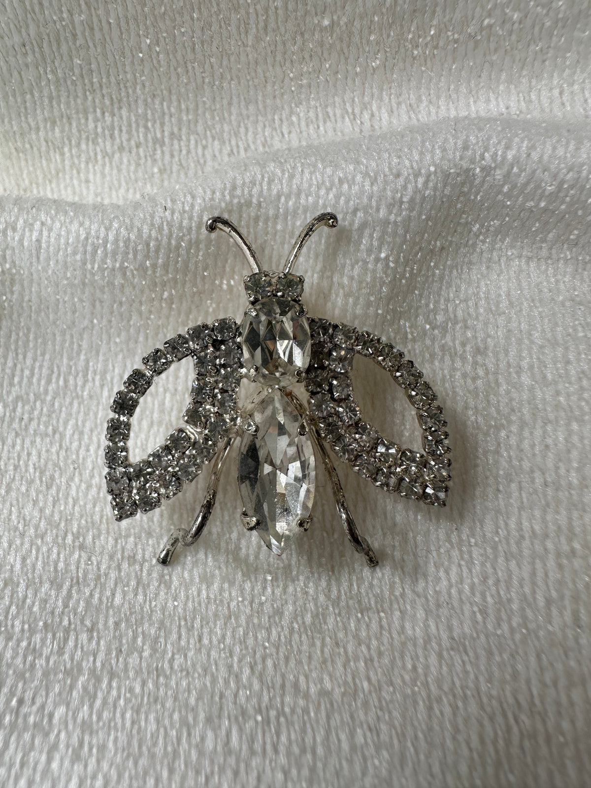 Vintage zilverkleurige sprinkhaan broche met strass