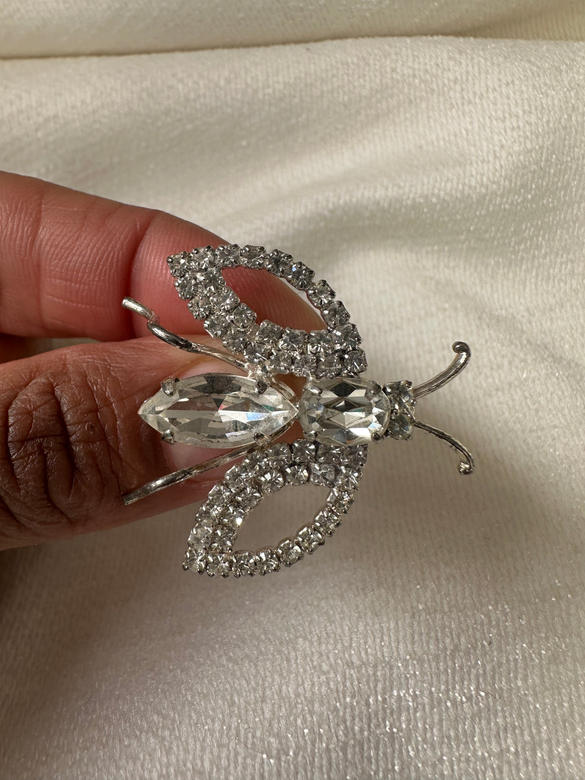 Vintage zilverkleurige sprinkhaan broche met strass