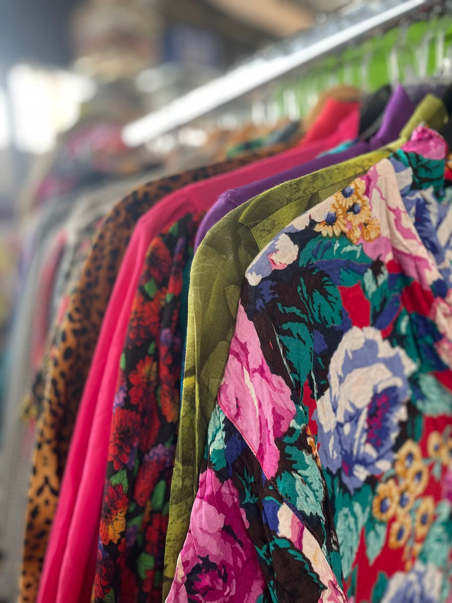 Maandelijkse vintage collectie met kleurrijke jurken en blouses van The Comeback Store