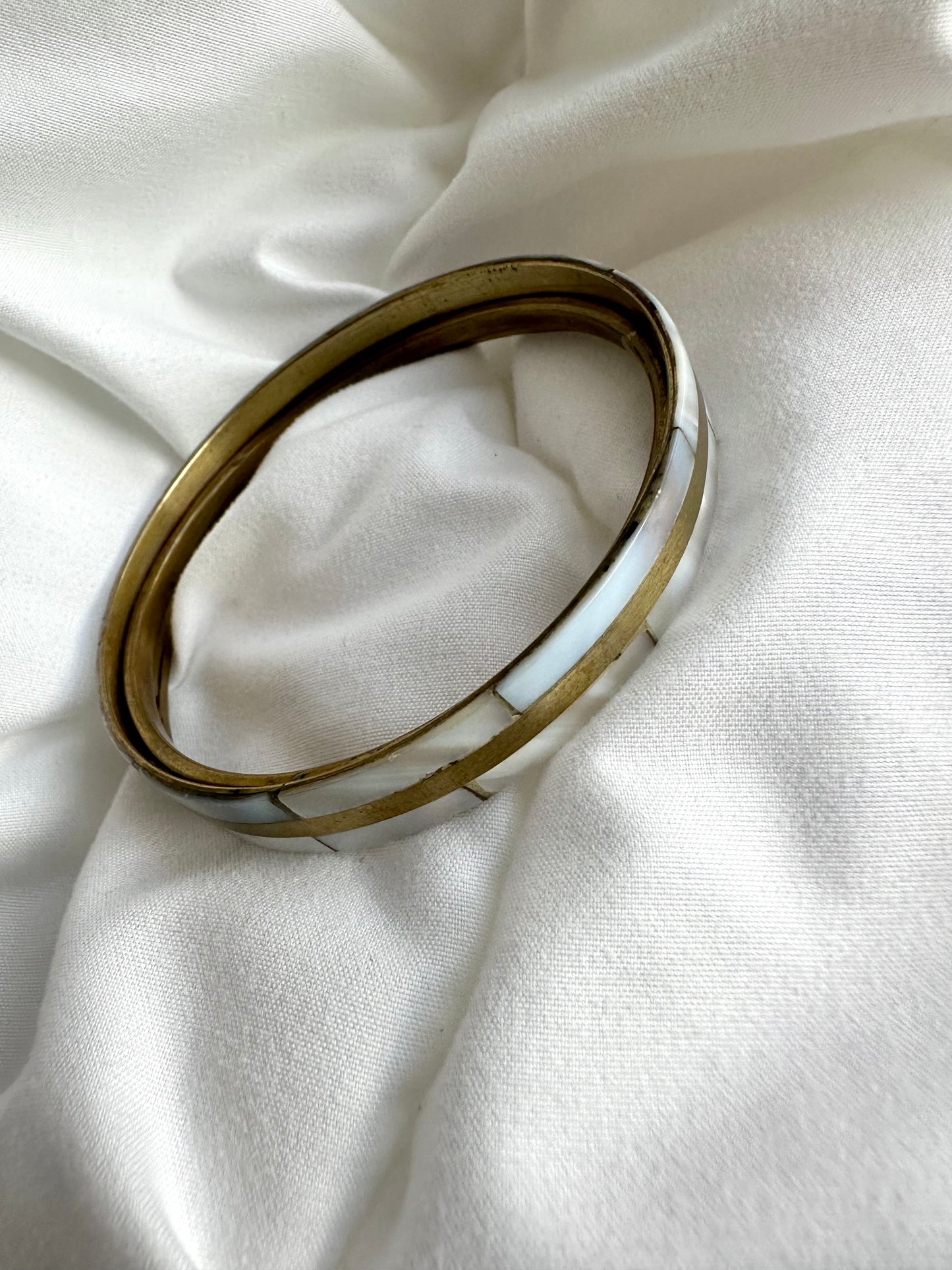 Vintage messing parelmoer bangle - glooiend