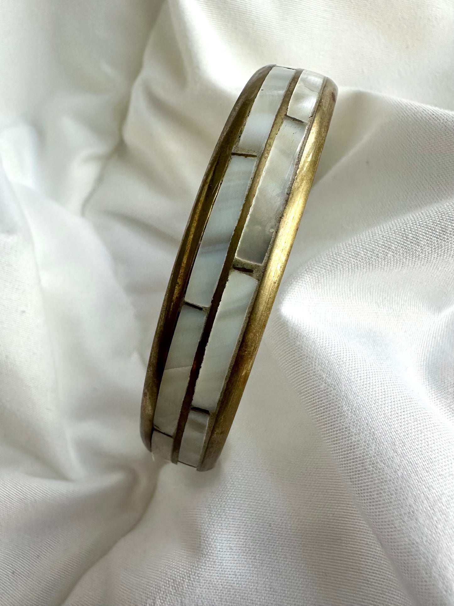 Vintage messing parelmoer bangle - glooiend