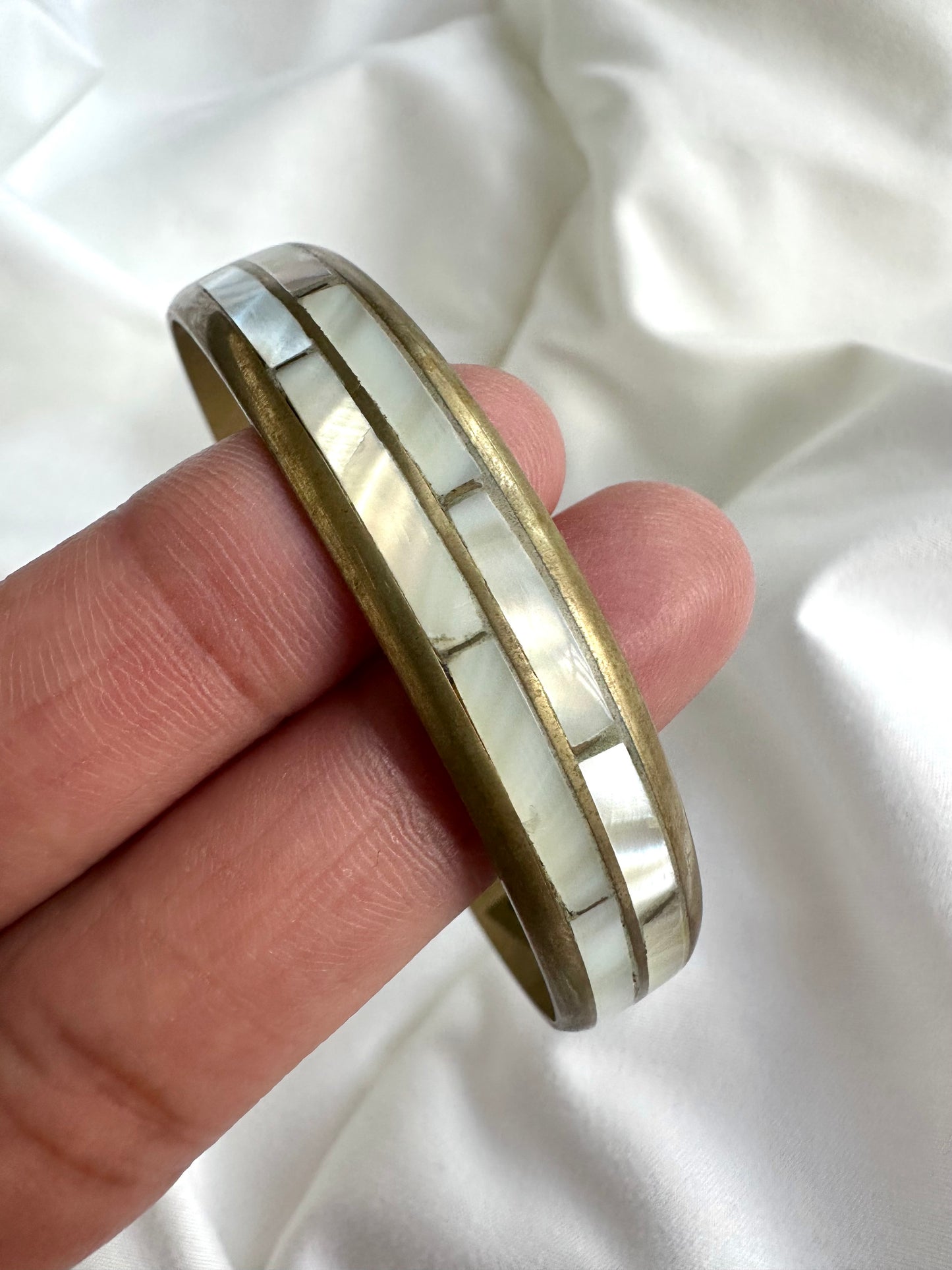 Vintage messing parelmoer bangle - glooiend