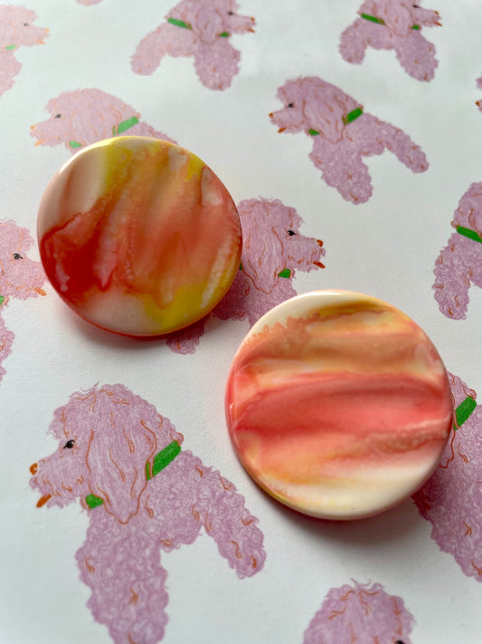 Ronde ombre oorbellen zalm-geel