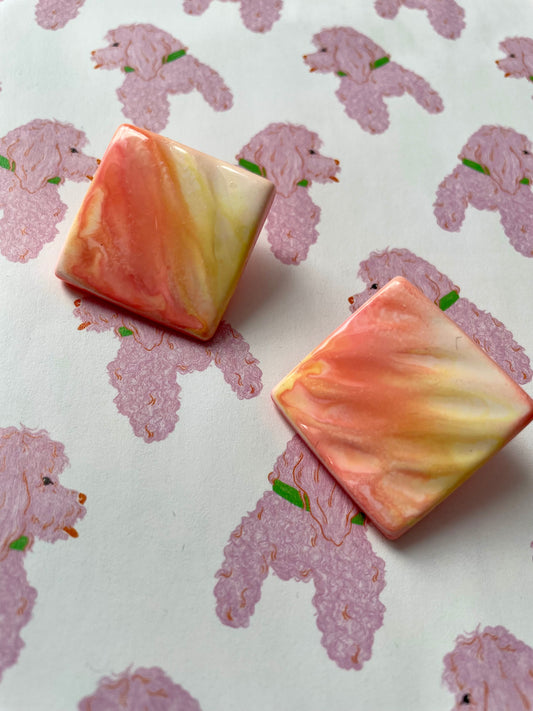 Vierkante ombre oorbellen zalm-geel