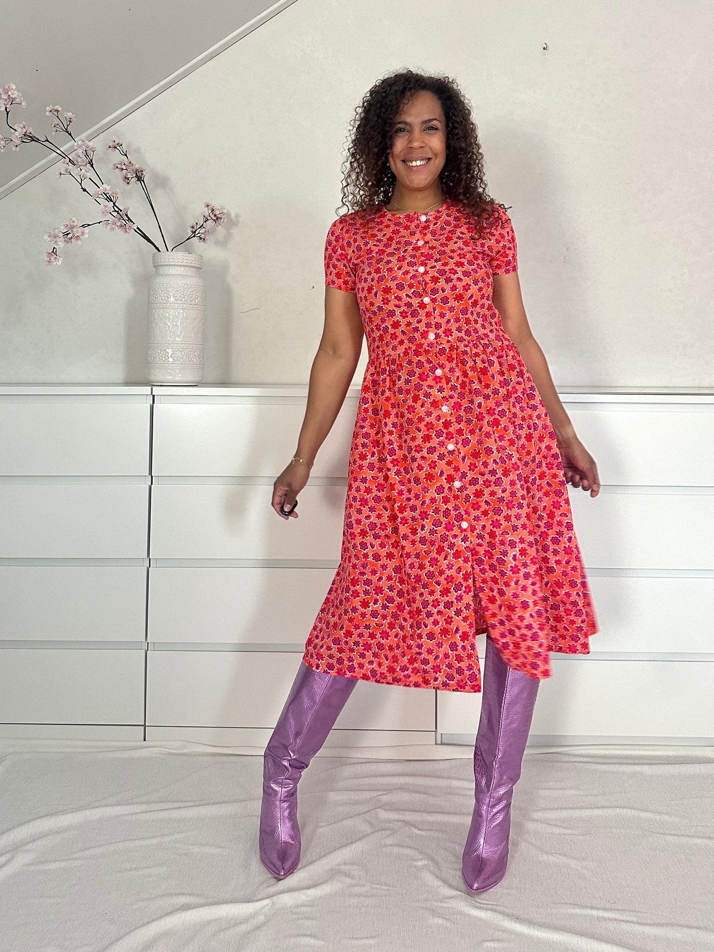 Vintage oranje doorknoopjurk met paars en rode bloemen - S/M