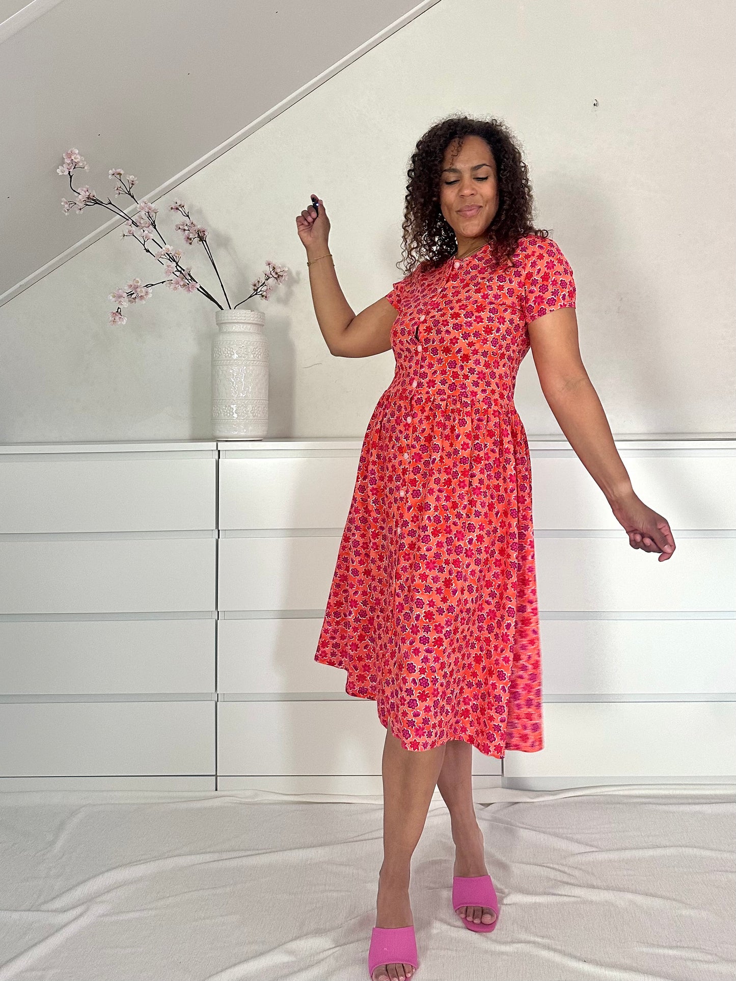 Vintage oranje doorknoopjurk met paars en rode bloemen - S/M