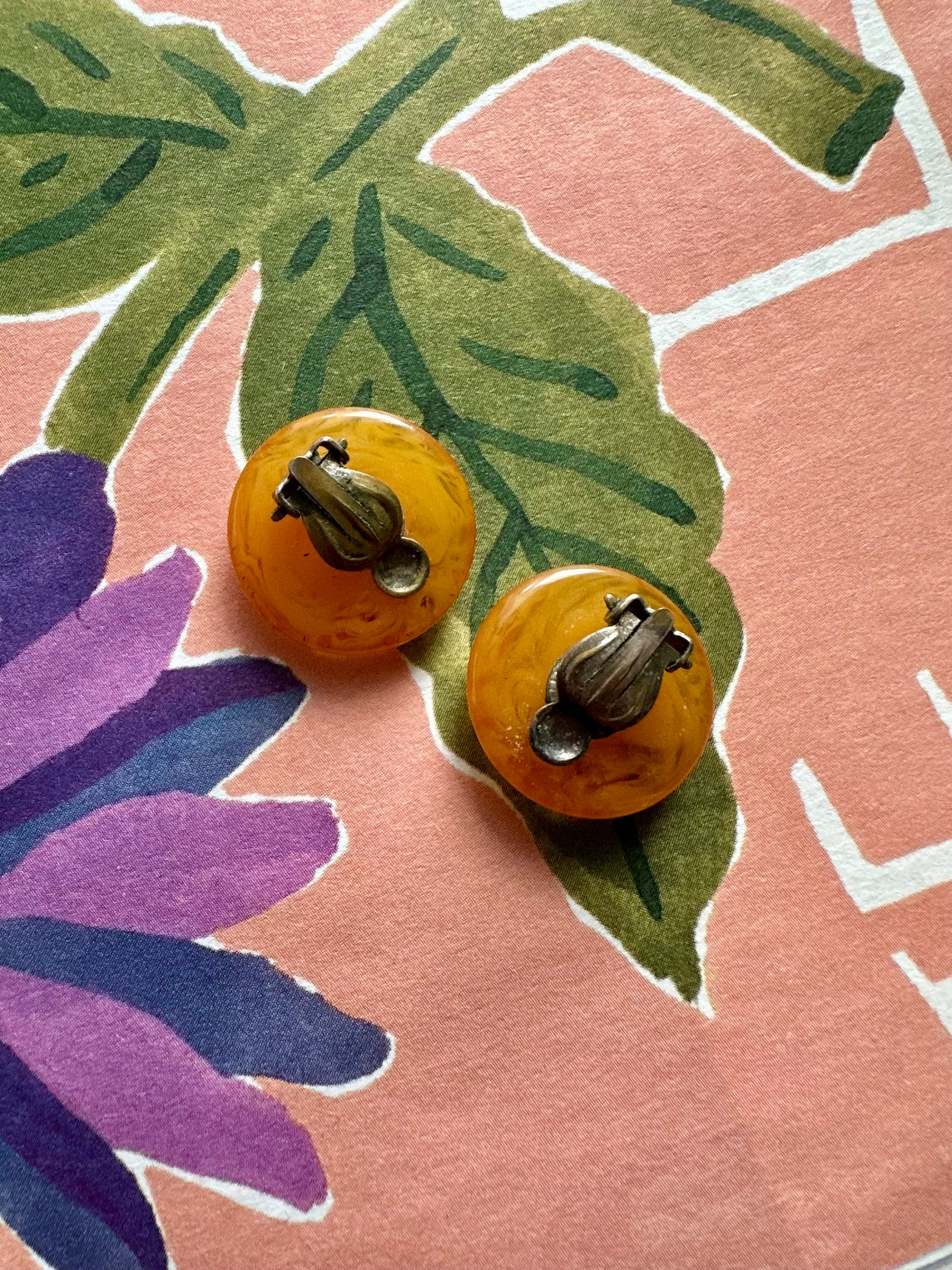 Clip-oorbellen in oranje van epoxy