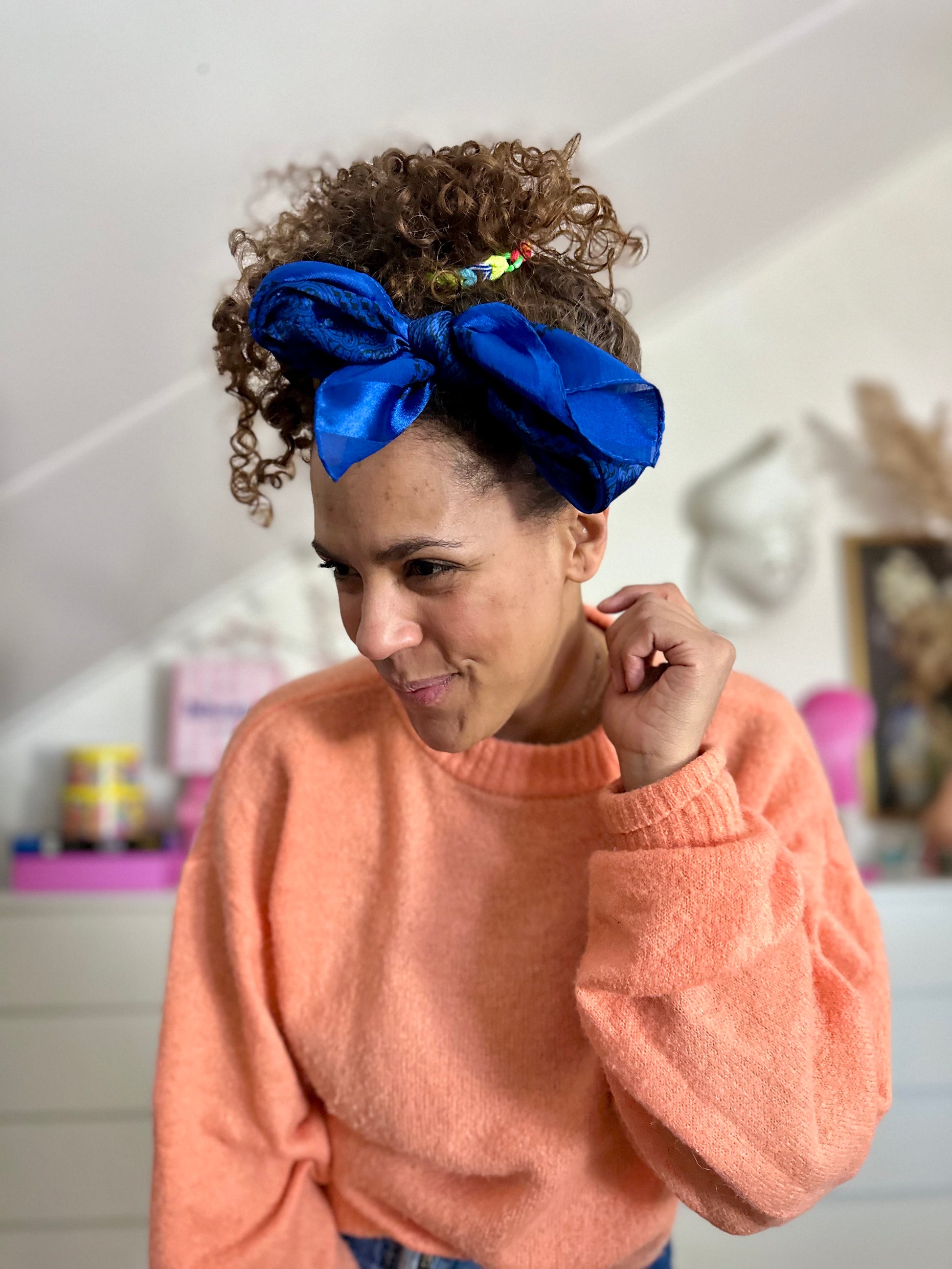 Vintage sjaaltje in het haar gedragen en geknoopt met een grote strik 