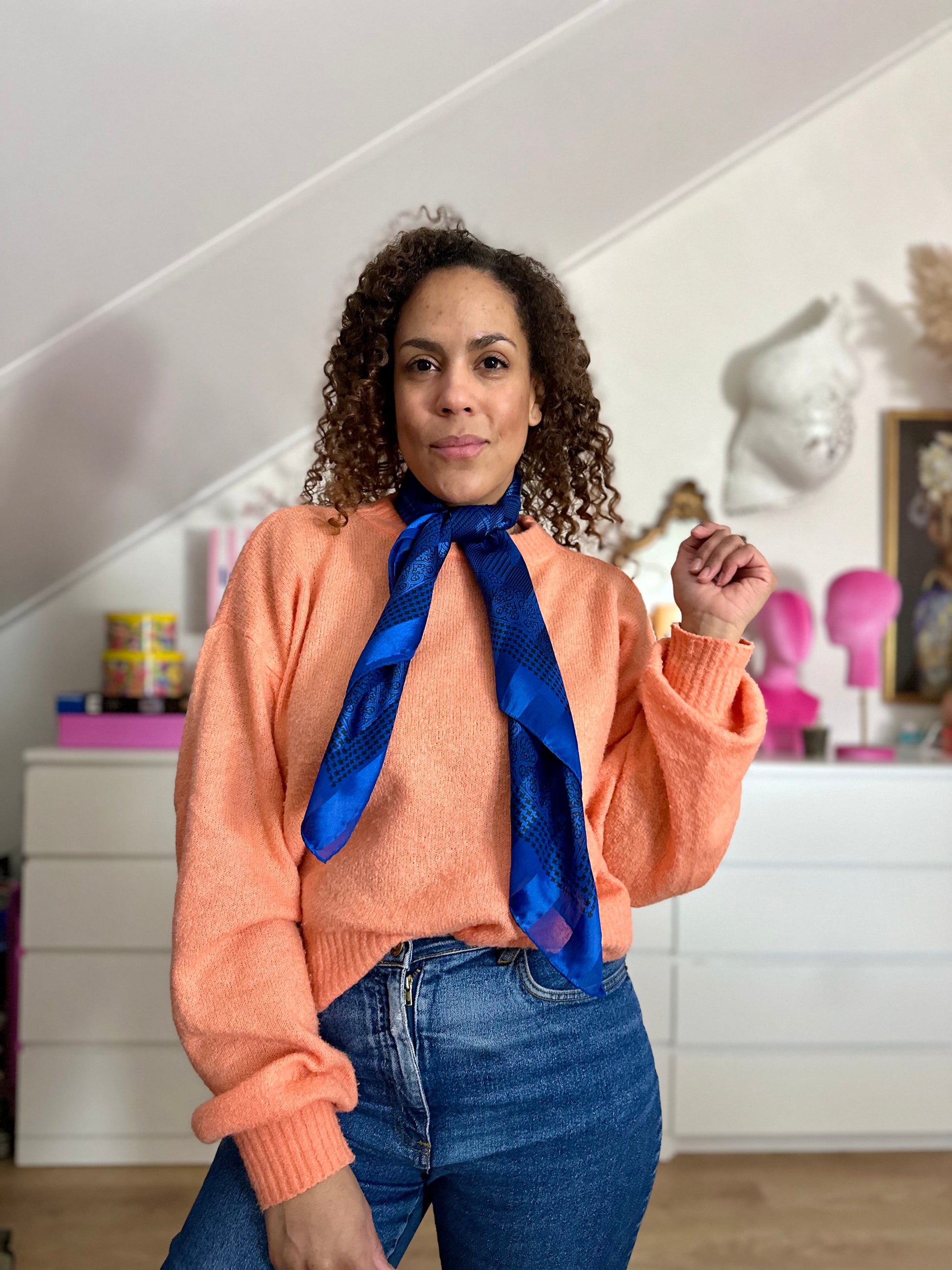 Strak om de hals gedragen zodat de mooie stof en print goed te zien zijn