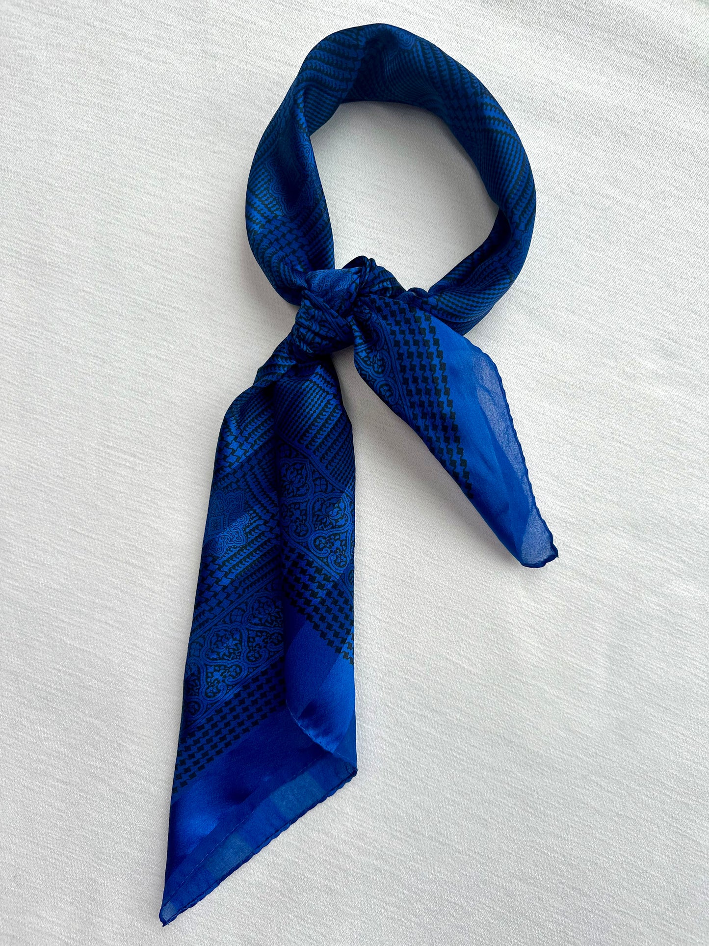 Vintage sjaaltje in de klassieke vorm geknoopt 