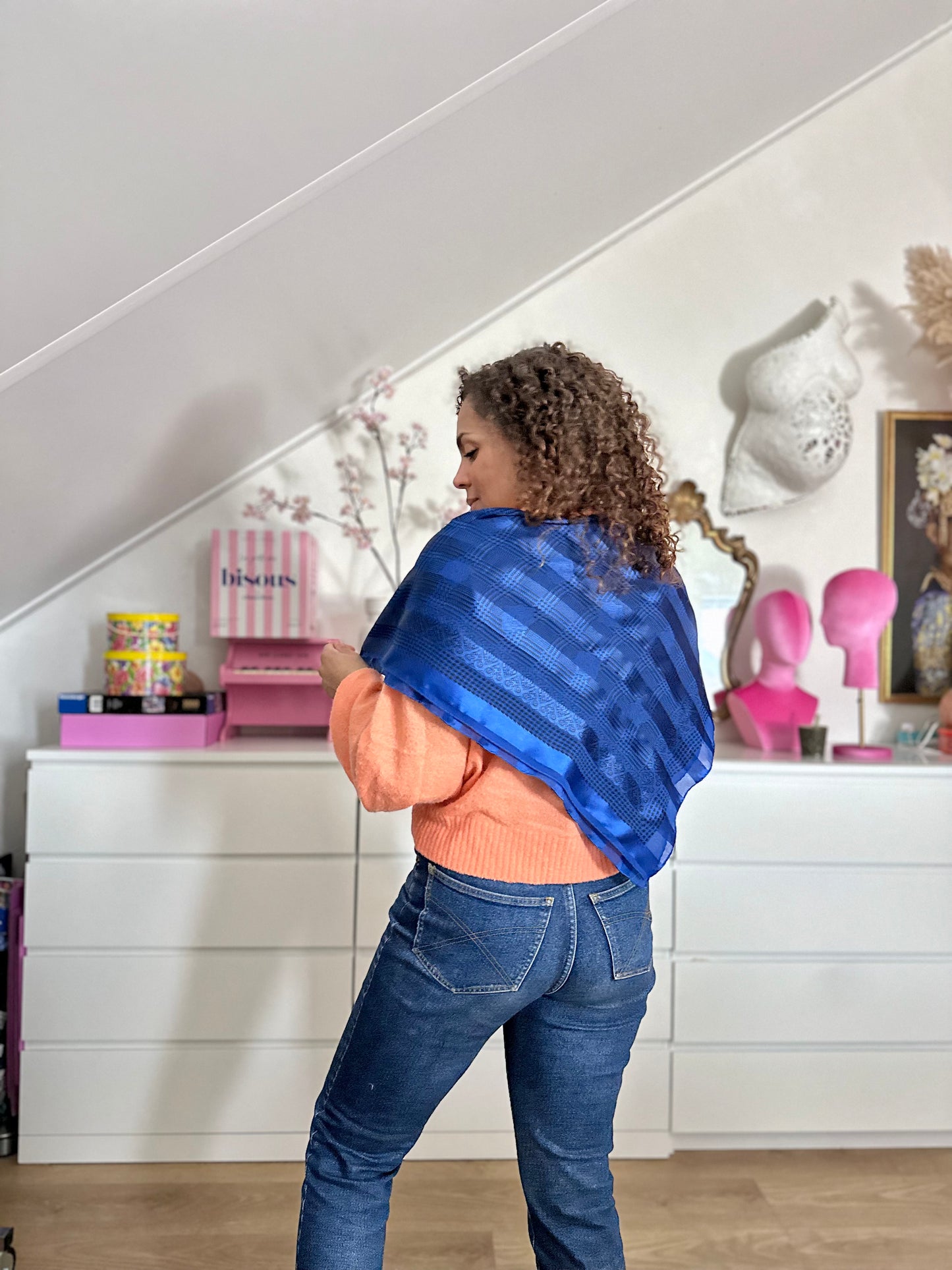 De vintage sjaal om de schouders geslagen voor een nonchalante look