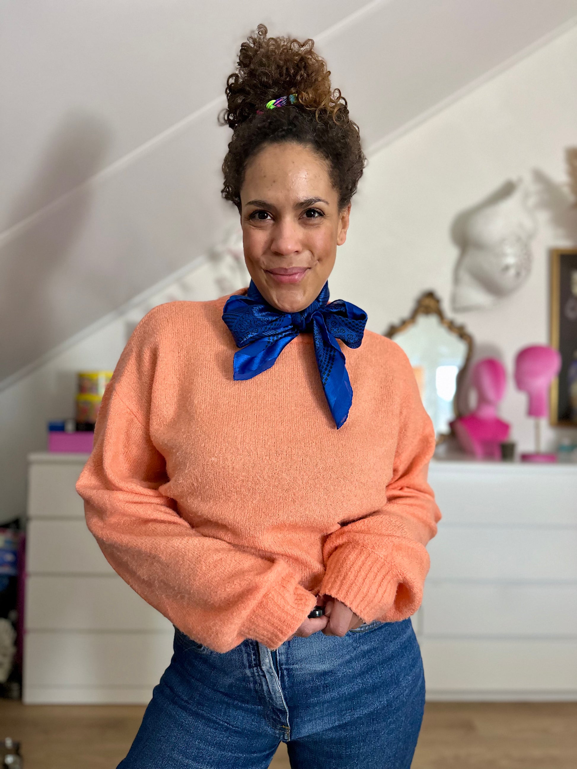 Het sjaaltje gedragen strak om de hals in een strik geknoopt