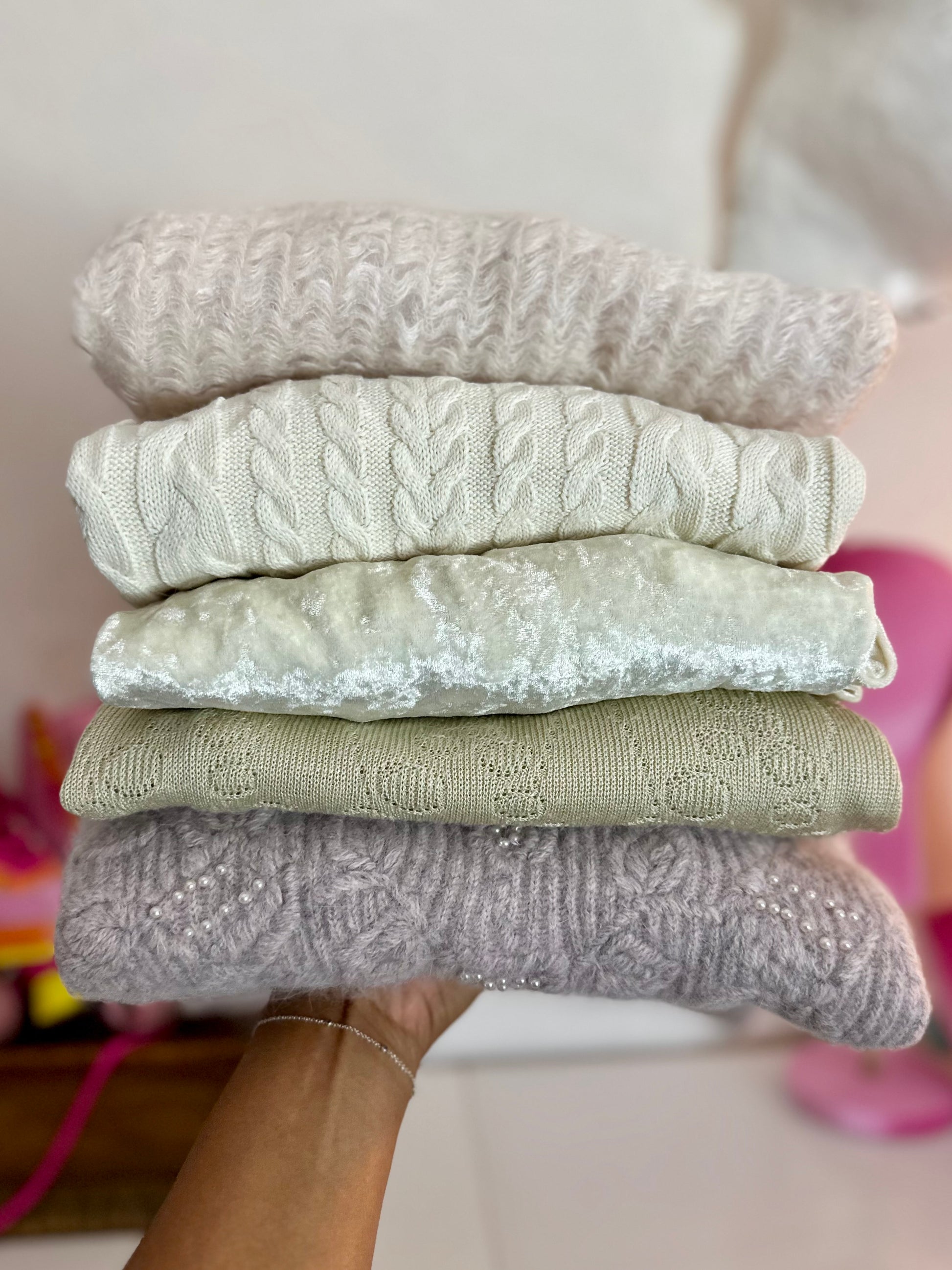 Neutrale vintage sweaters als onderdeel van. de verrassingsbox vanthe comeback store
