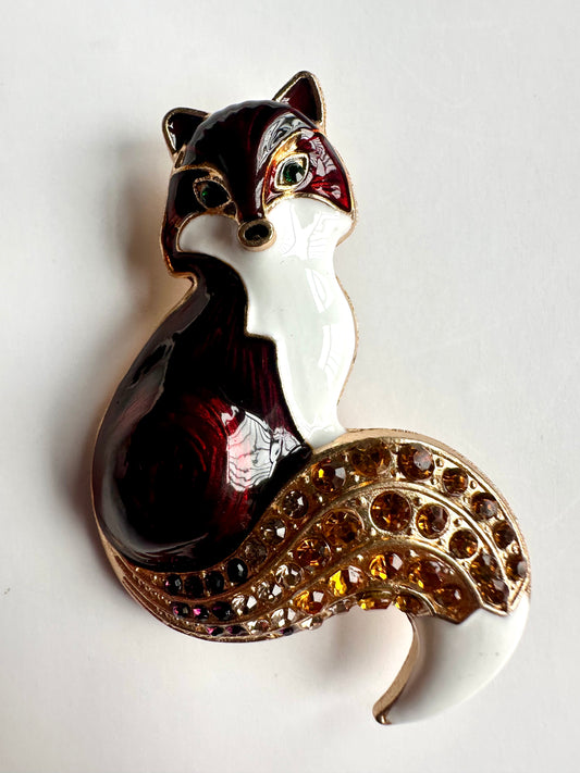 Goudkleurige broche in de vorm van een vos met glanzend roodbruine vacht en strass steentjes 
