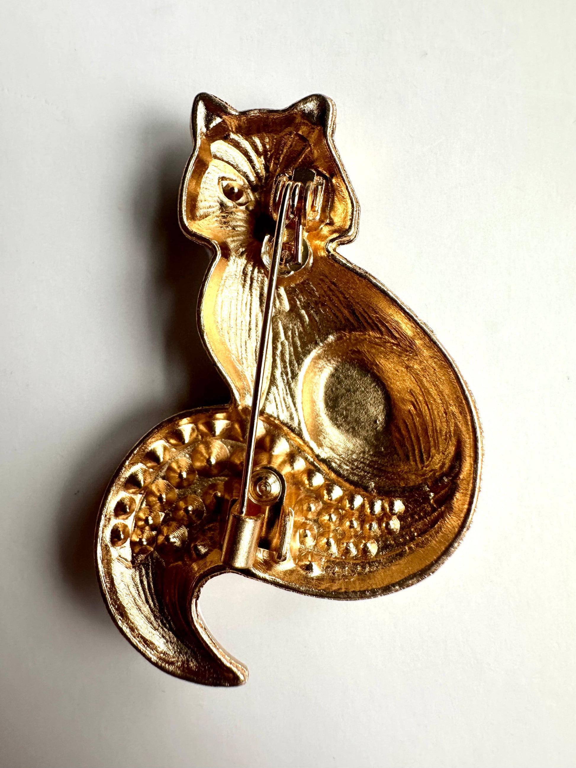 Achterkant van de vergulde vintage vossen broche 