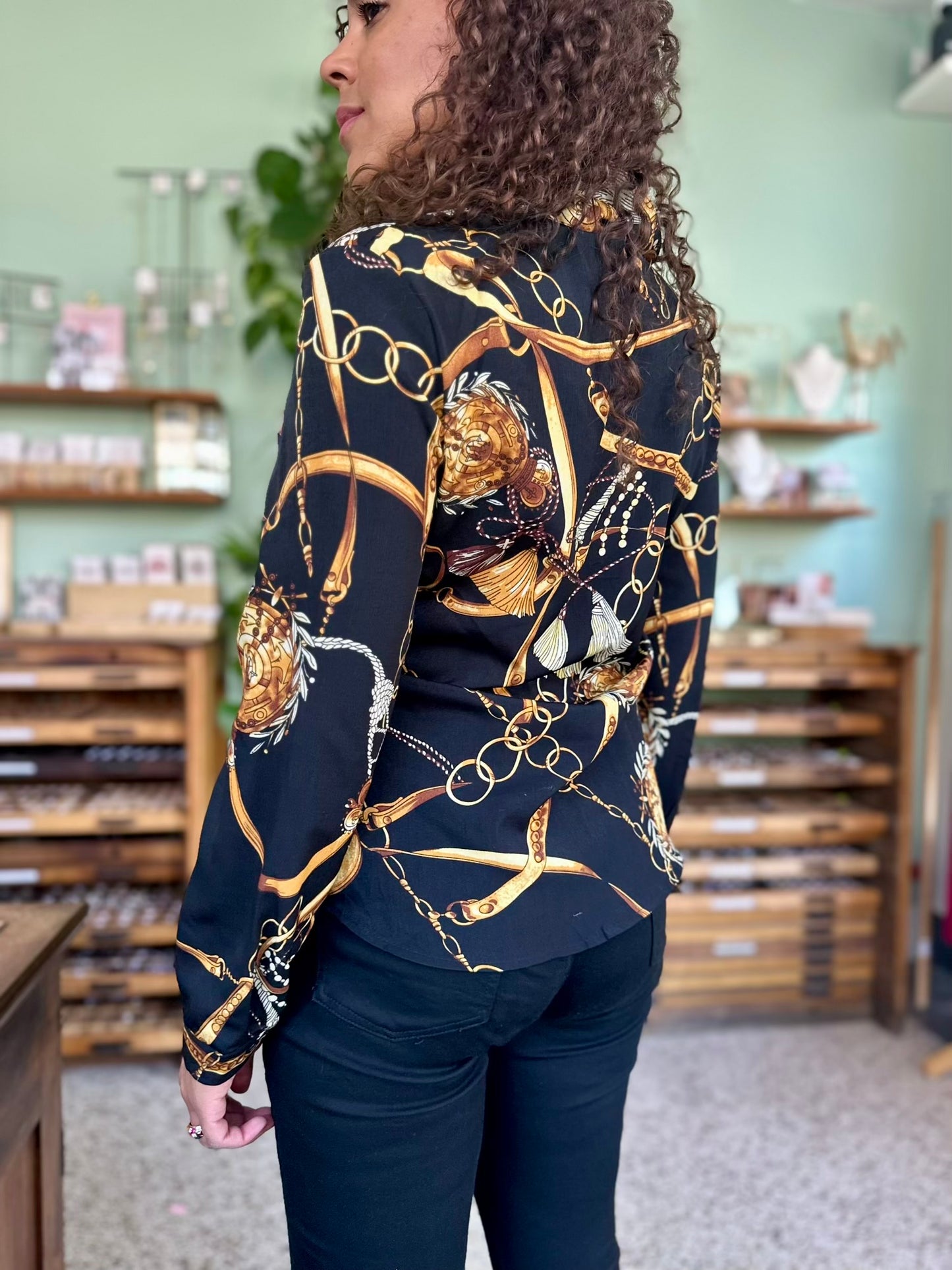 Achterkant van chique barok blouse in zwart-goud, geïnspireerd op Versace
