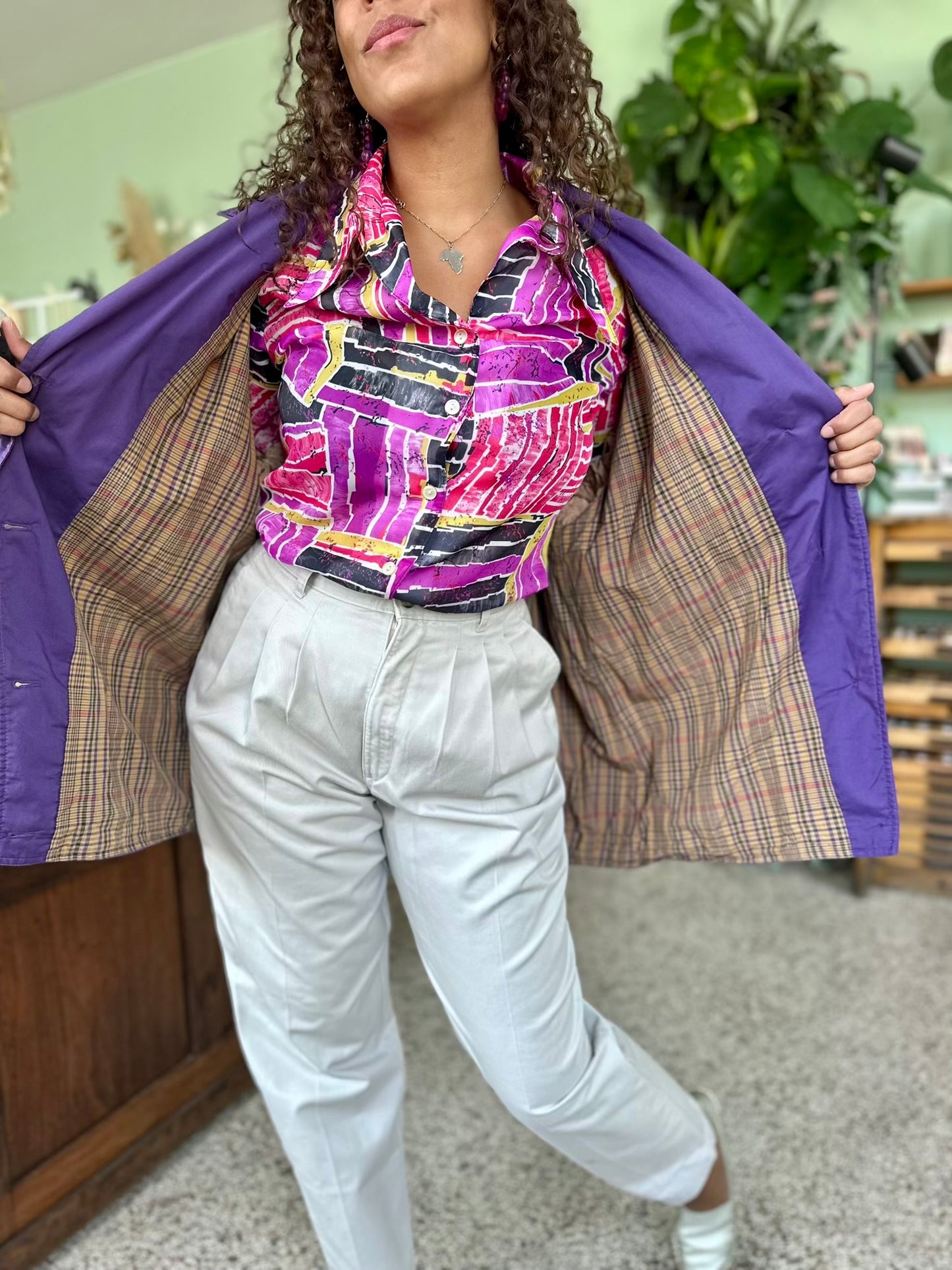 Binnenkant van Retro 80’s jas in paarse tint, vintage stijl voor herfst en lente