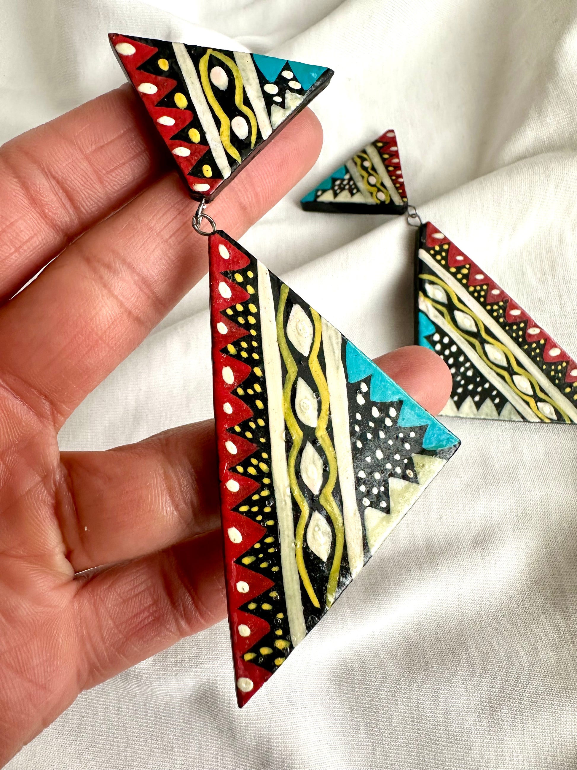 Vintage houten oorbellen met handbeschilderde print in afrikaanse stijl