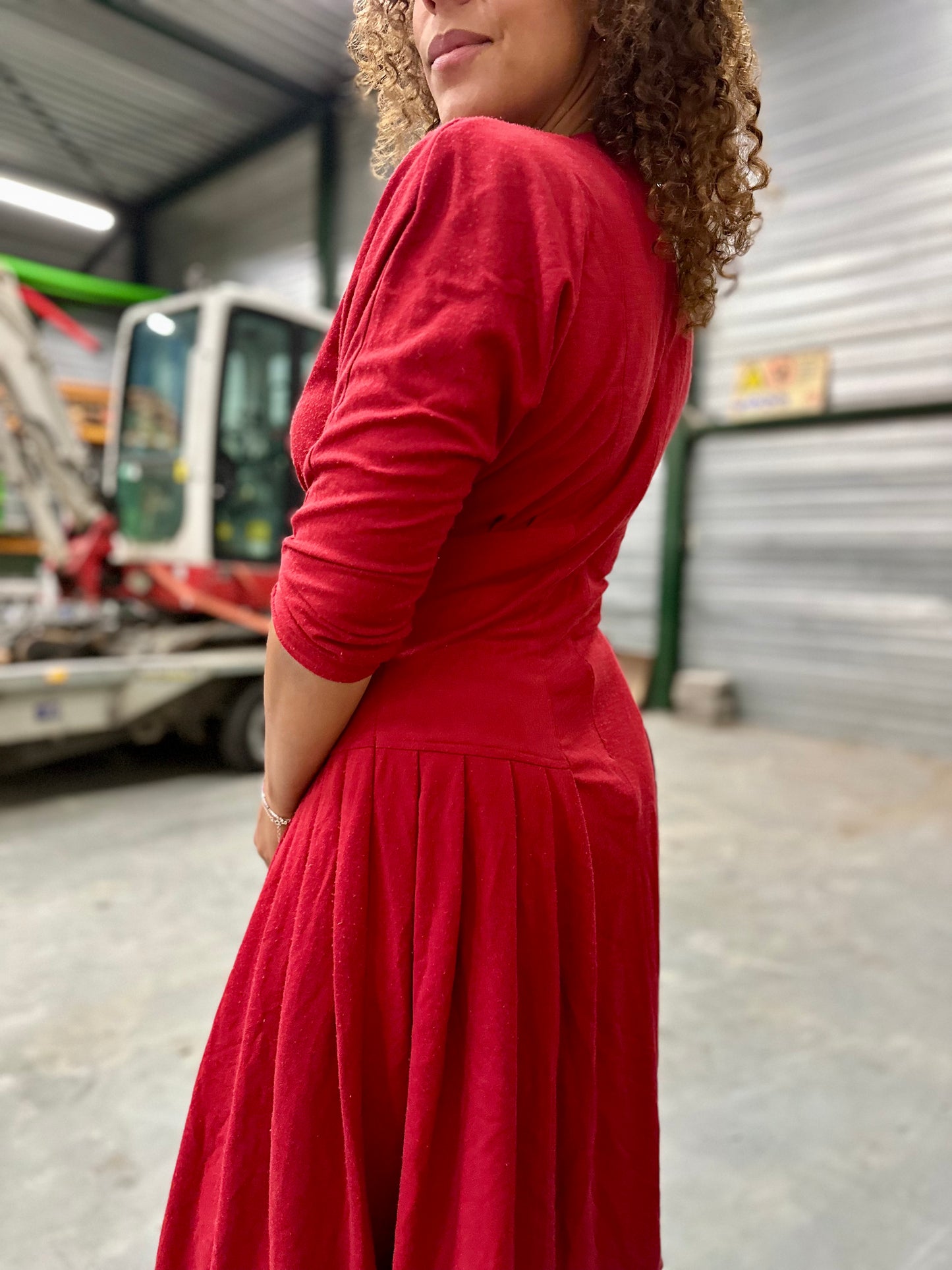 Vintage burgundy herfstjurk midi lengte met elegante snit 