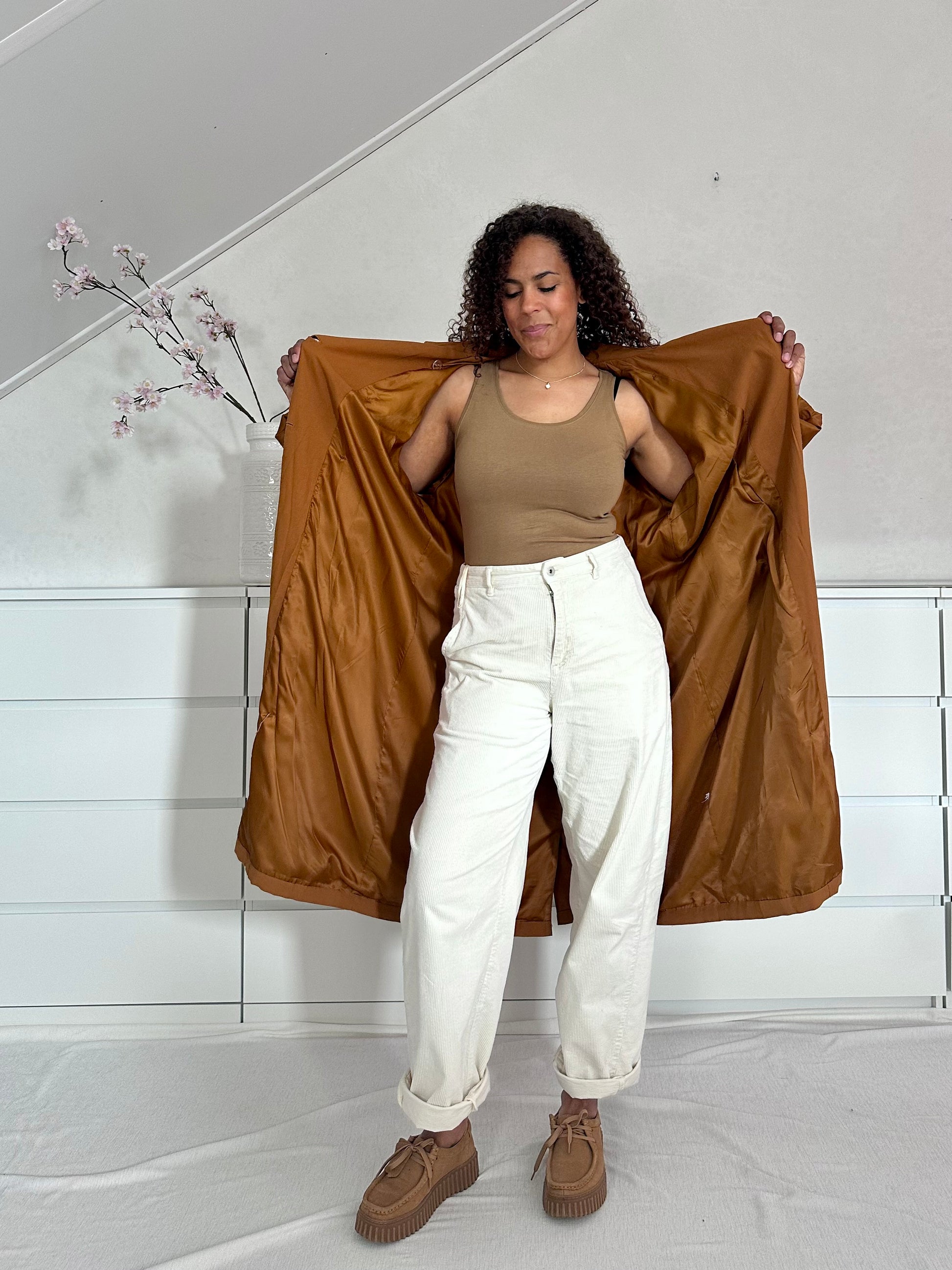 Vintage dubbelrijige trenchcoat met tailleceintuur in warme karamelkleur.
