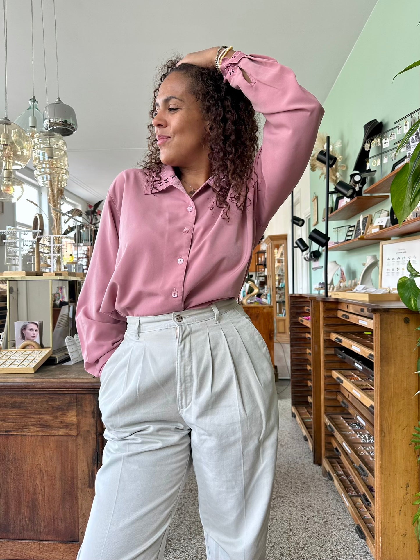 Detailshot vaan Lichtgrijze vintage chino van Lee, high waist met losse fit bovenbenen
