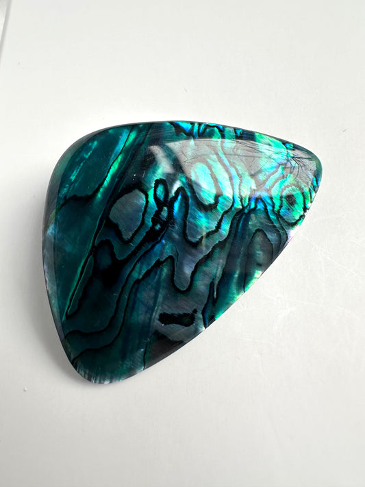 Vintage mid-century stijl broche van een abstract stuk albalone schelp in diep blauwe kleur