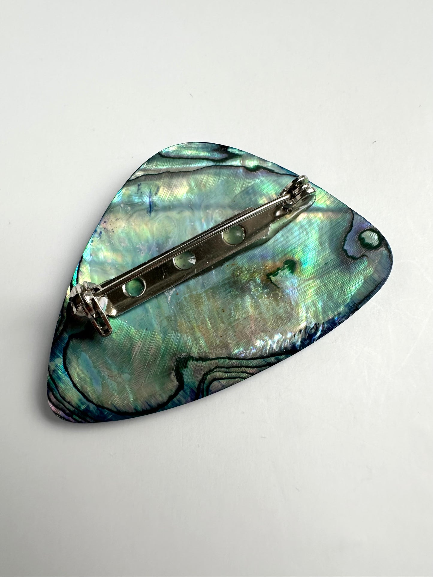 Achterkant van abstracte schelp broche met geweldige details 