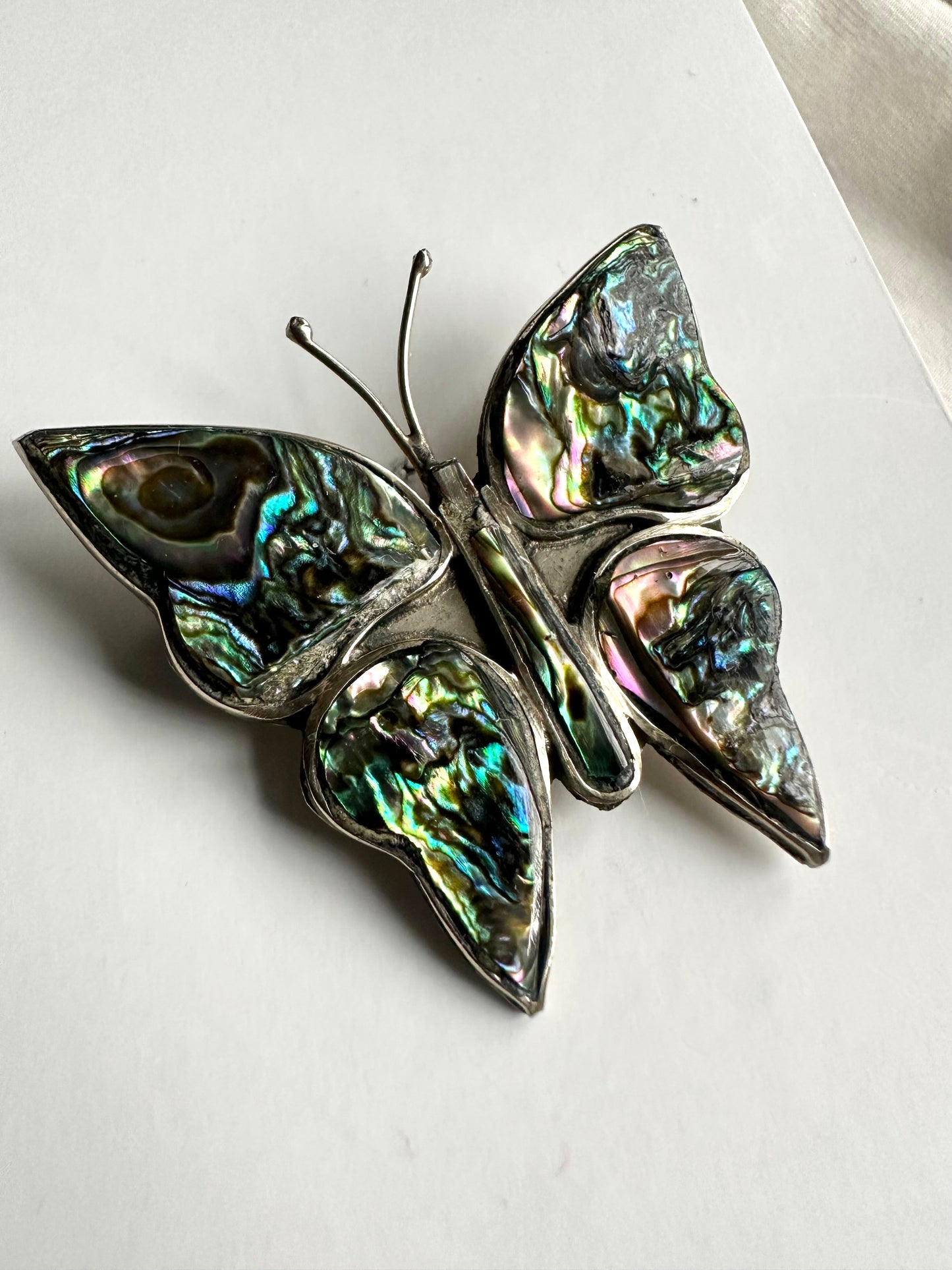 Vintage Mexicaanse vlinder broche met glanzend donker parelmoer 
