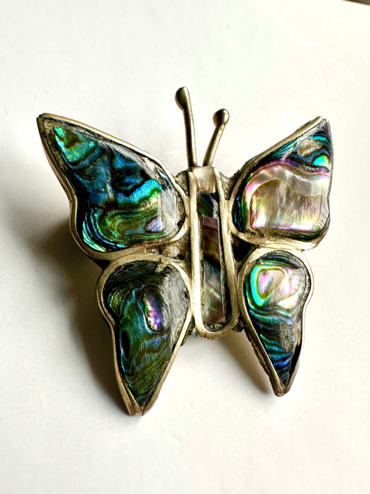 Zilverkleurige vintage broche in vorm van een vlinder, met albalone schelp
