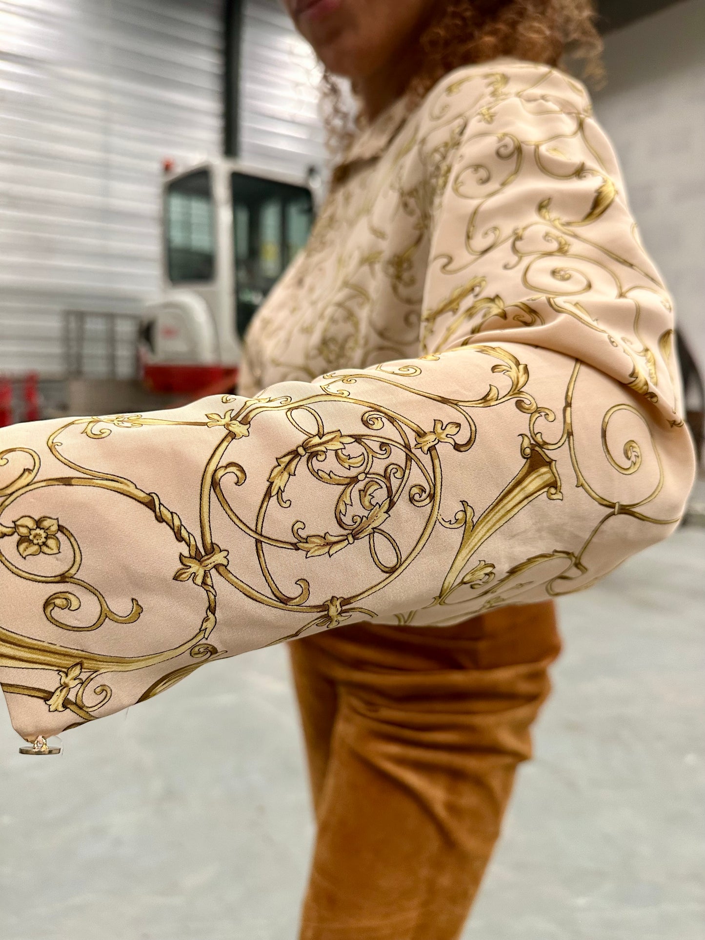 Vintage blouse perzik kleur met gouden barok print