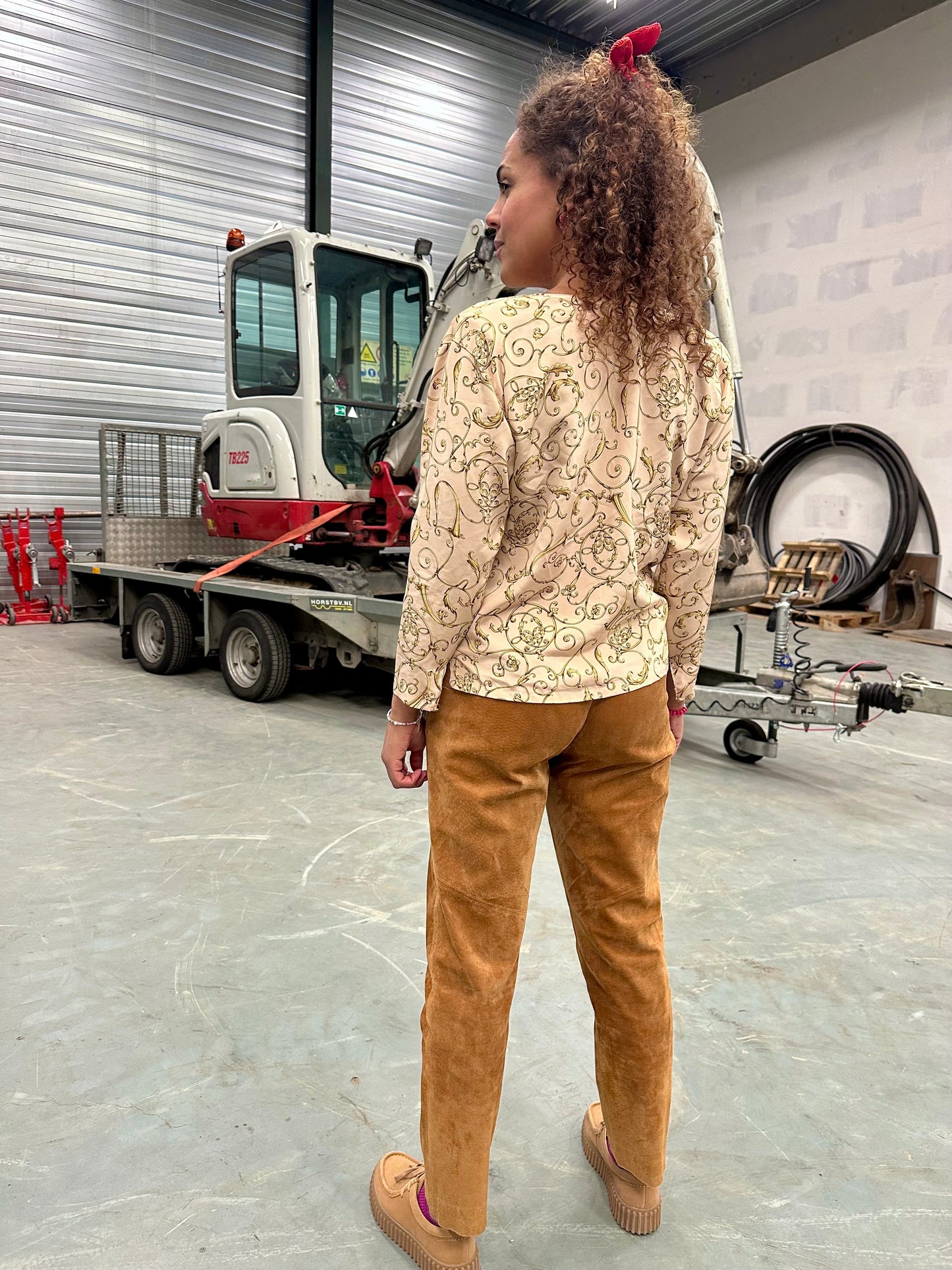 Retro blouse met sierlijke print van gouden barok krullen jaren negentig 